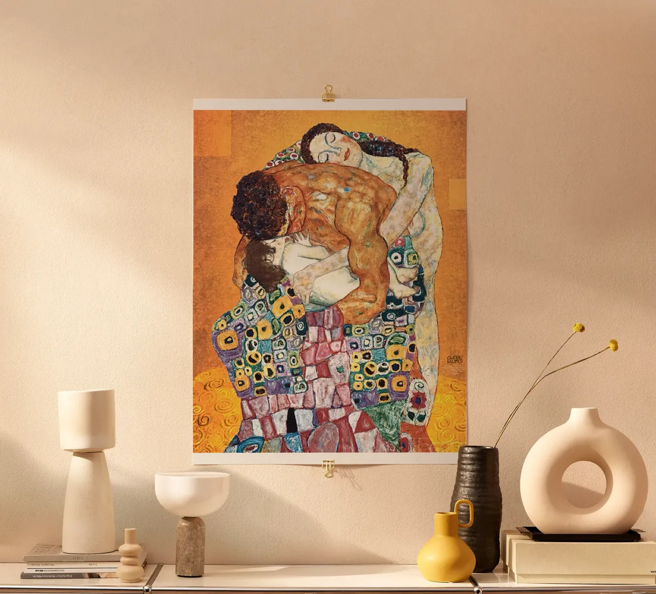 Abbraccio di famiglia Gustav Klimt poster con telaio in alluminio da DuncanBennett shop