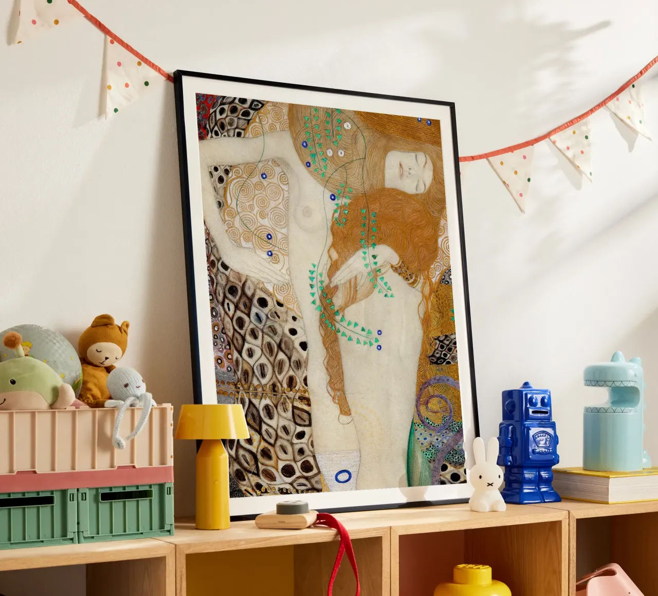 Serpenti d'acqua in Gustav Klimt poster con telaio in legno da DuncanBennett shop