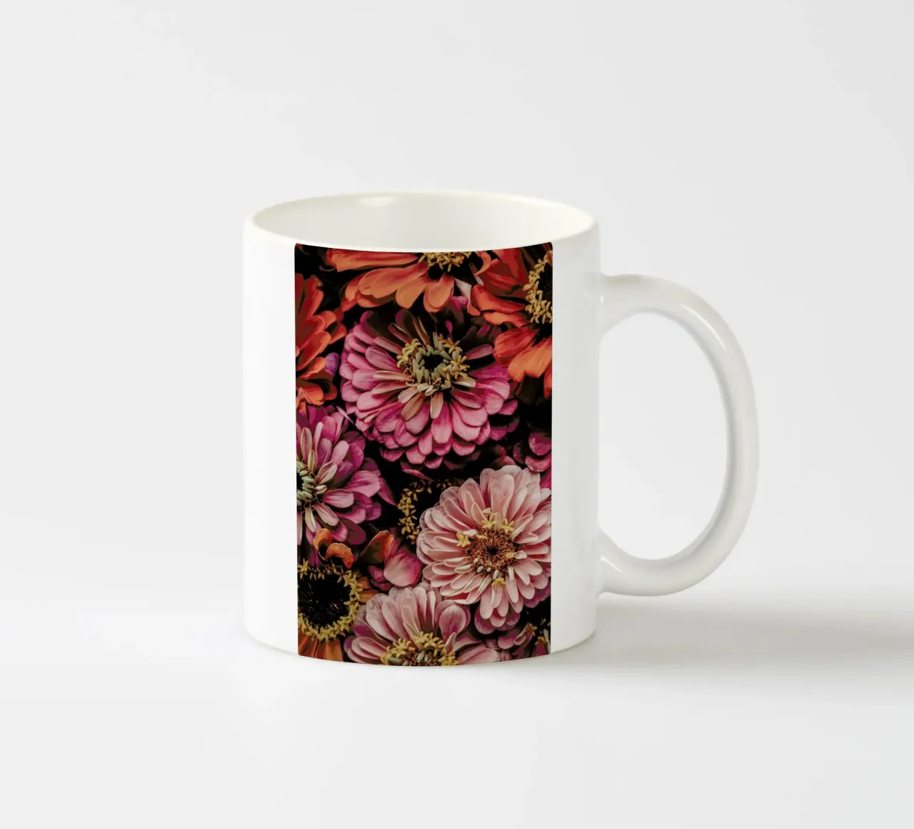 Bouquet di fiori colorati tazza in ceramica da Ingrid Beddoes