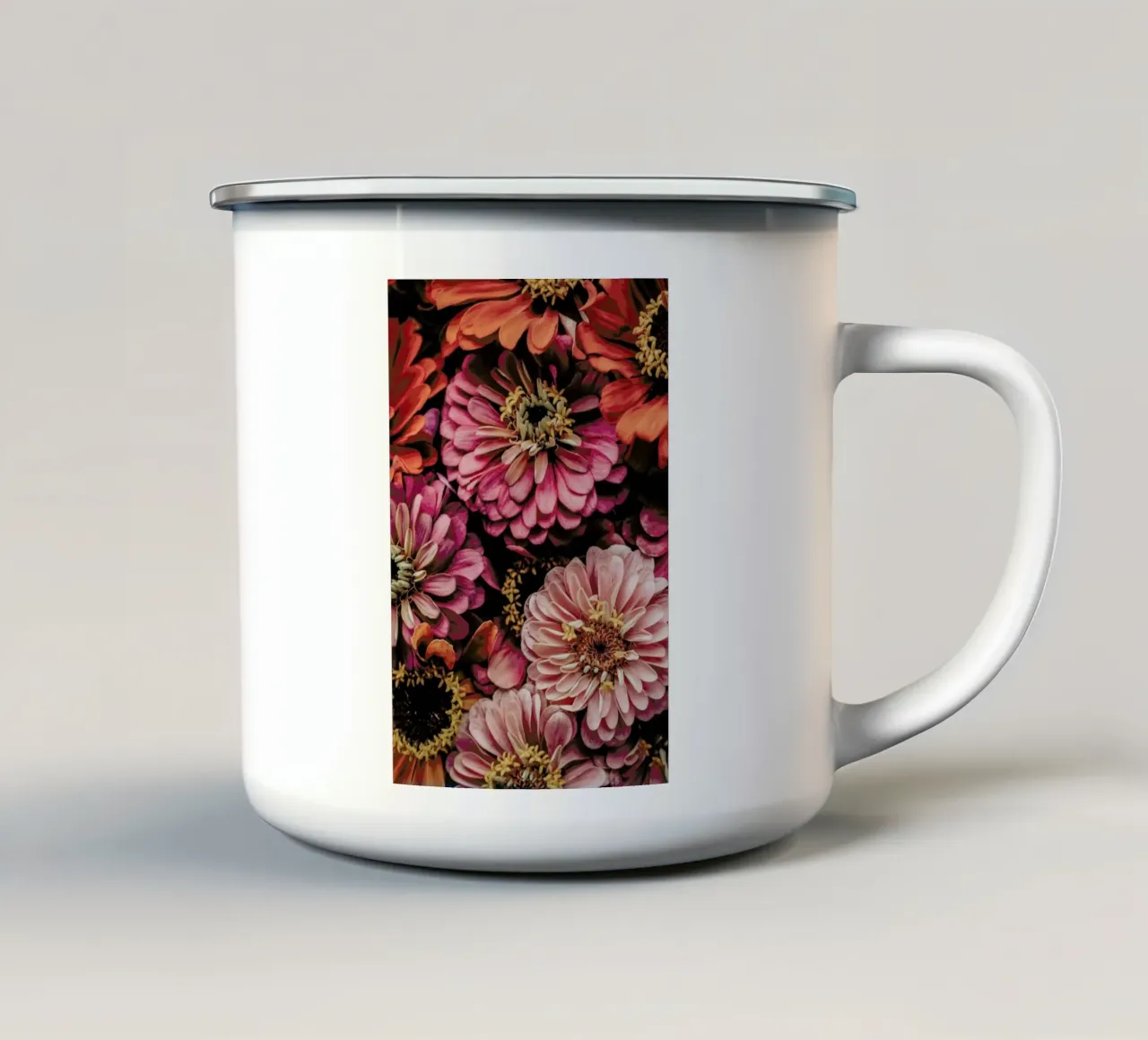 Bouquet di fiori colorati tazza in smalto da Ingrid Beddoes
