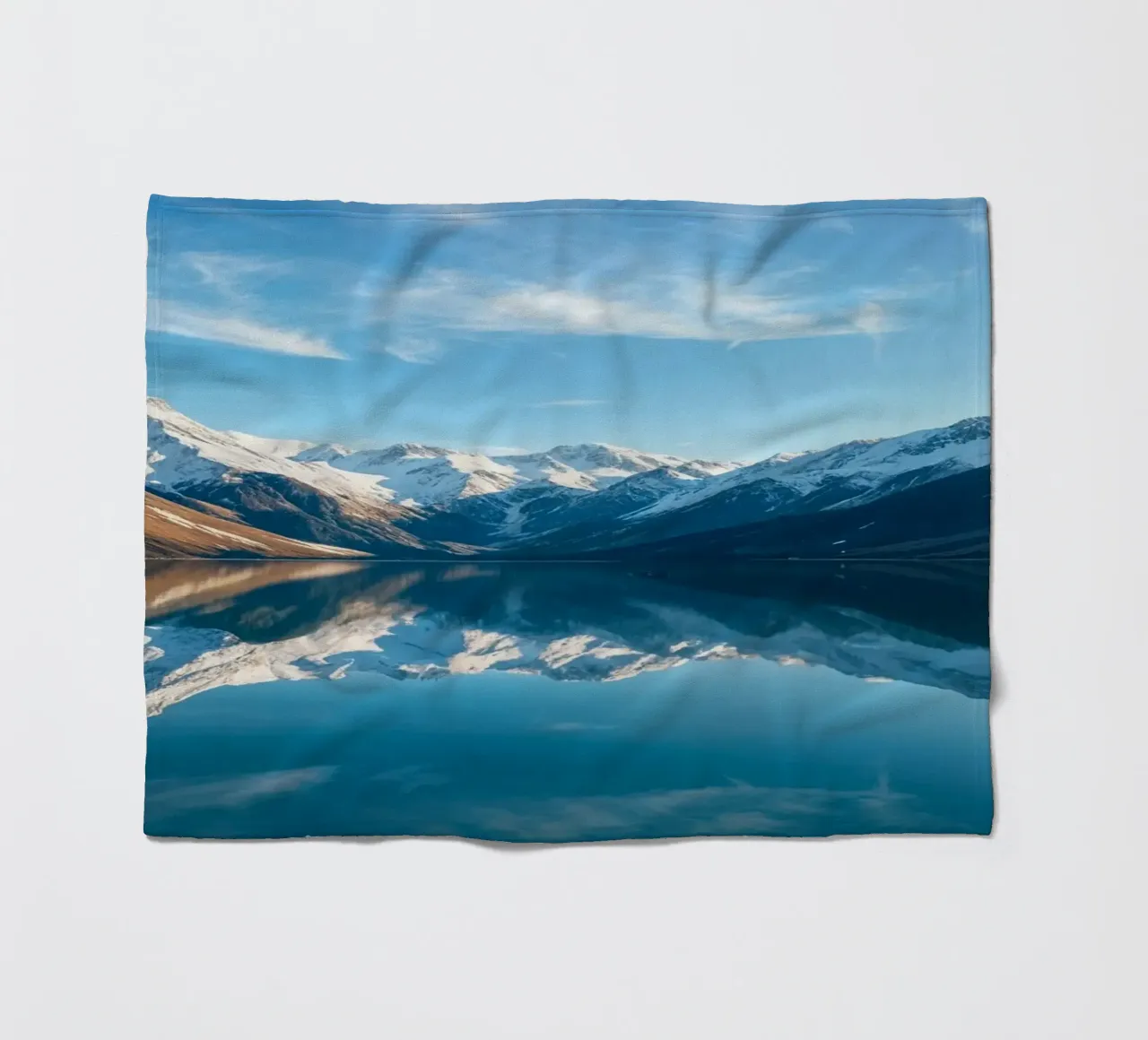 Lago d'acqua ferma coperta in pile da Wild Beauty