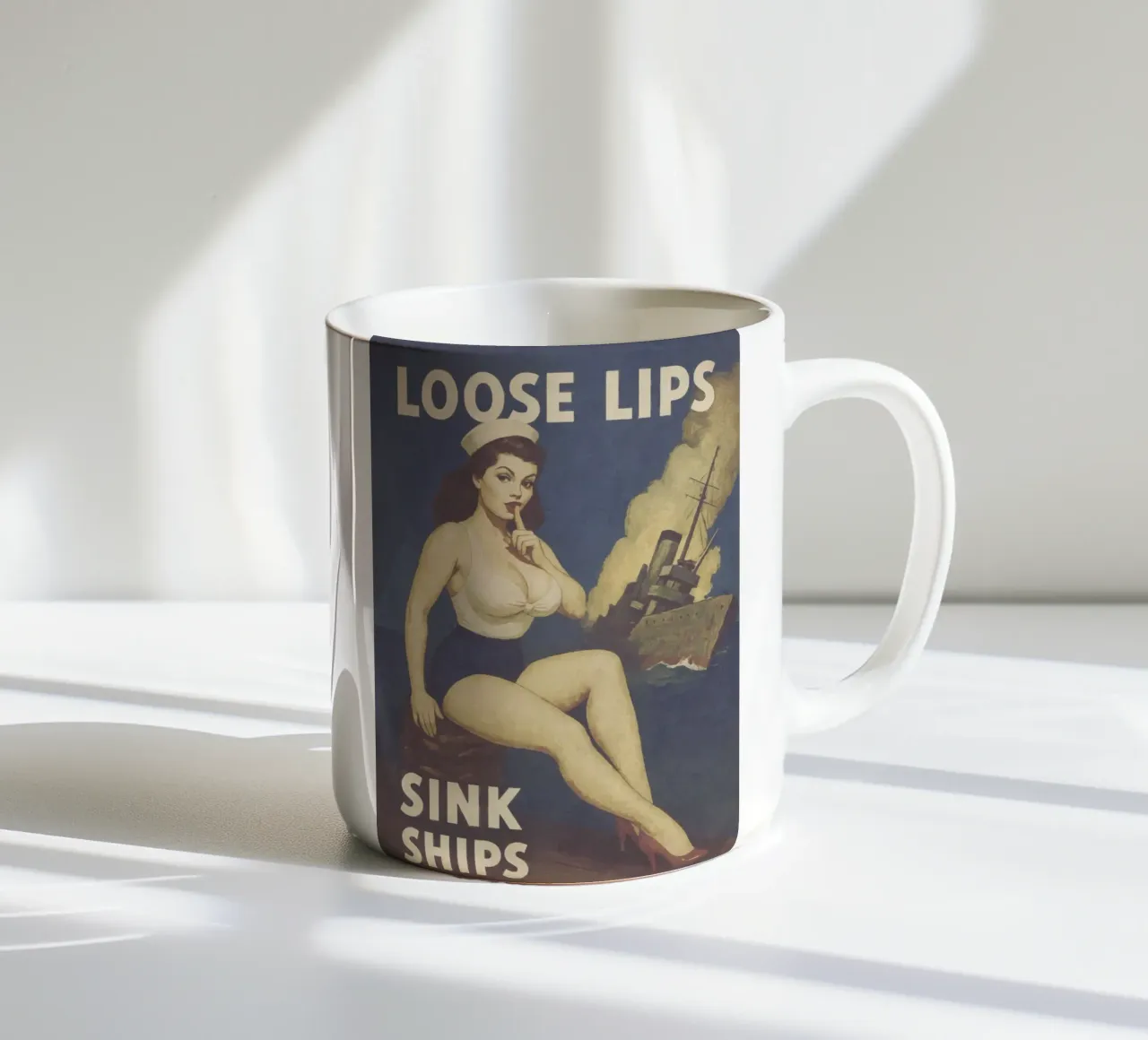 Le labbra sciolte affondano le navi, poster pinup d'epoca tazza in ceramica da Hecate Pim Designs