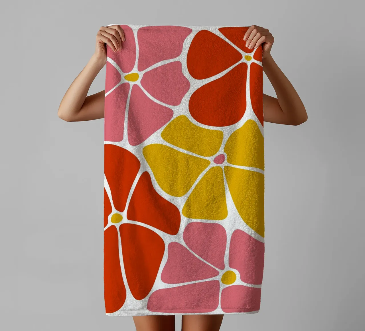 Audace astratto floreale retrò in rosso, rosa e giallo asciugamano da bagno da pdigitalprints
