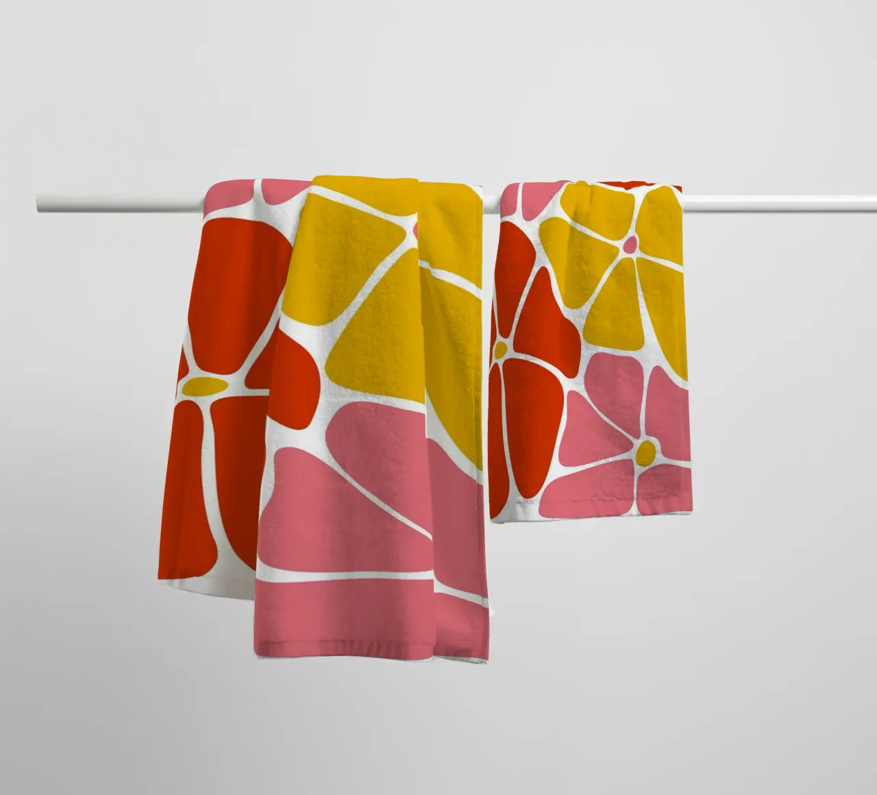 Audace astratto floreale retrò in rosso, rosa e giallo asciugamano da bagno da pdigitalprints