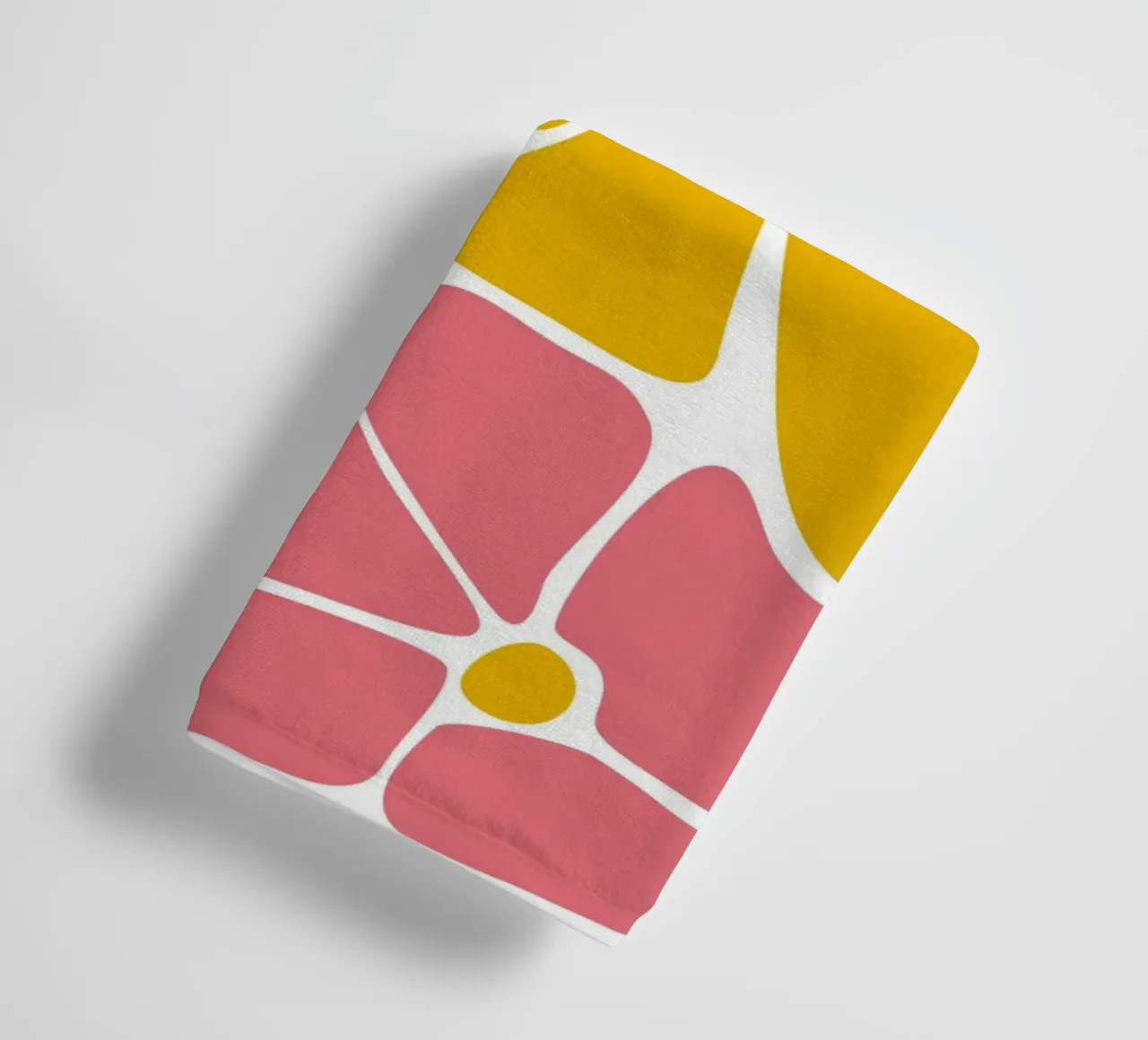 Audace astratto floreale retrò in rosso, rosa e giallo asciugamano da bagno da pdigitalprints