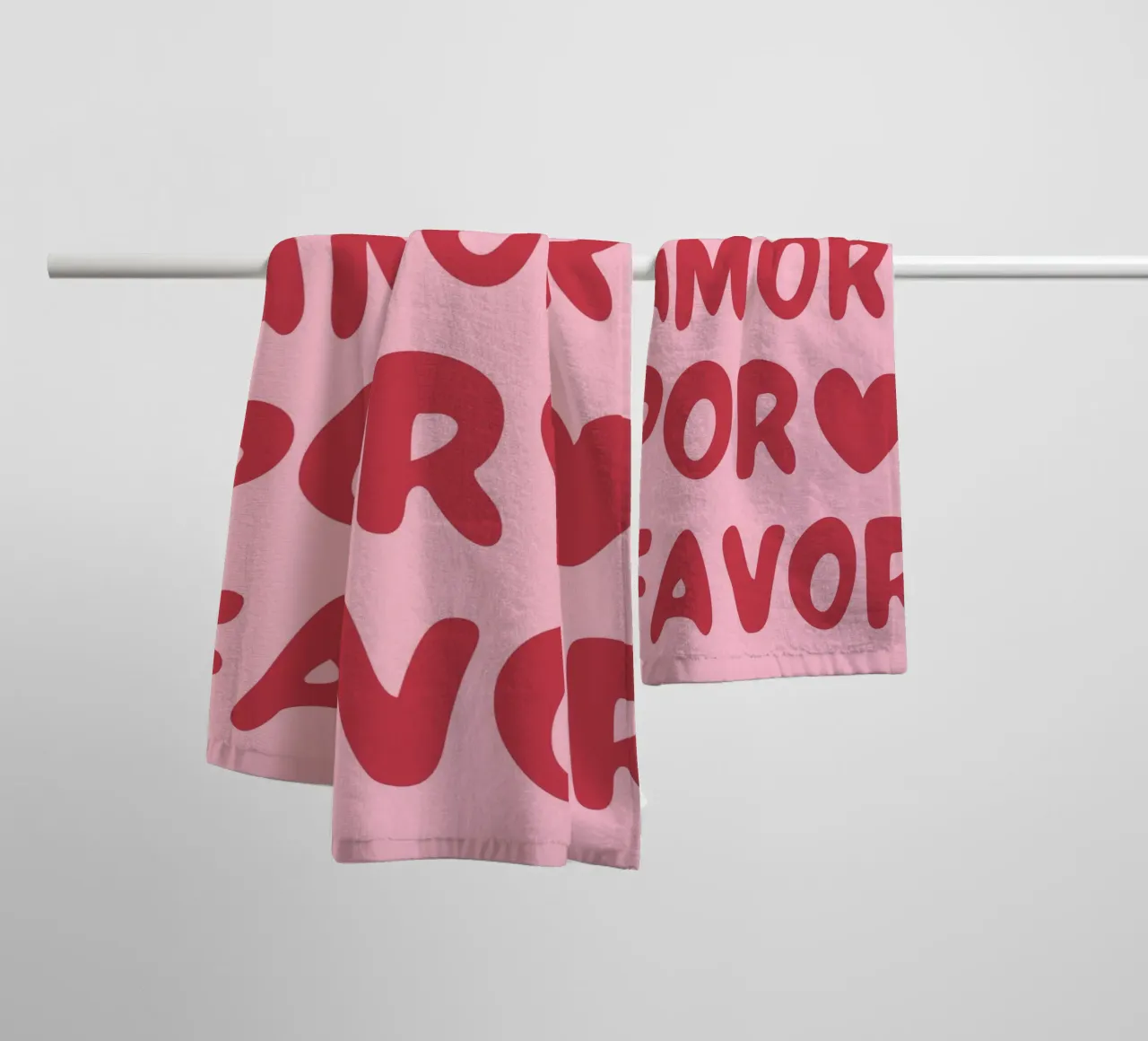 Tipografia giocosa "More Amor Por Favor" in rosa e rosso asciugamano da bagno da pdigitalprints