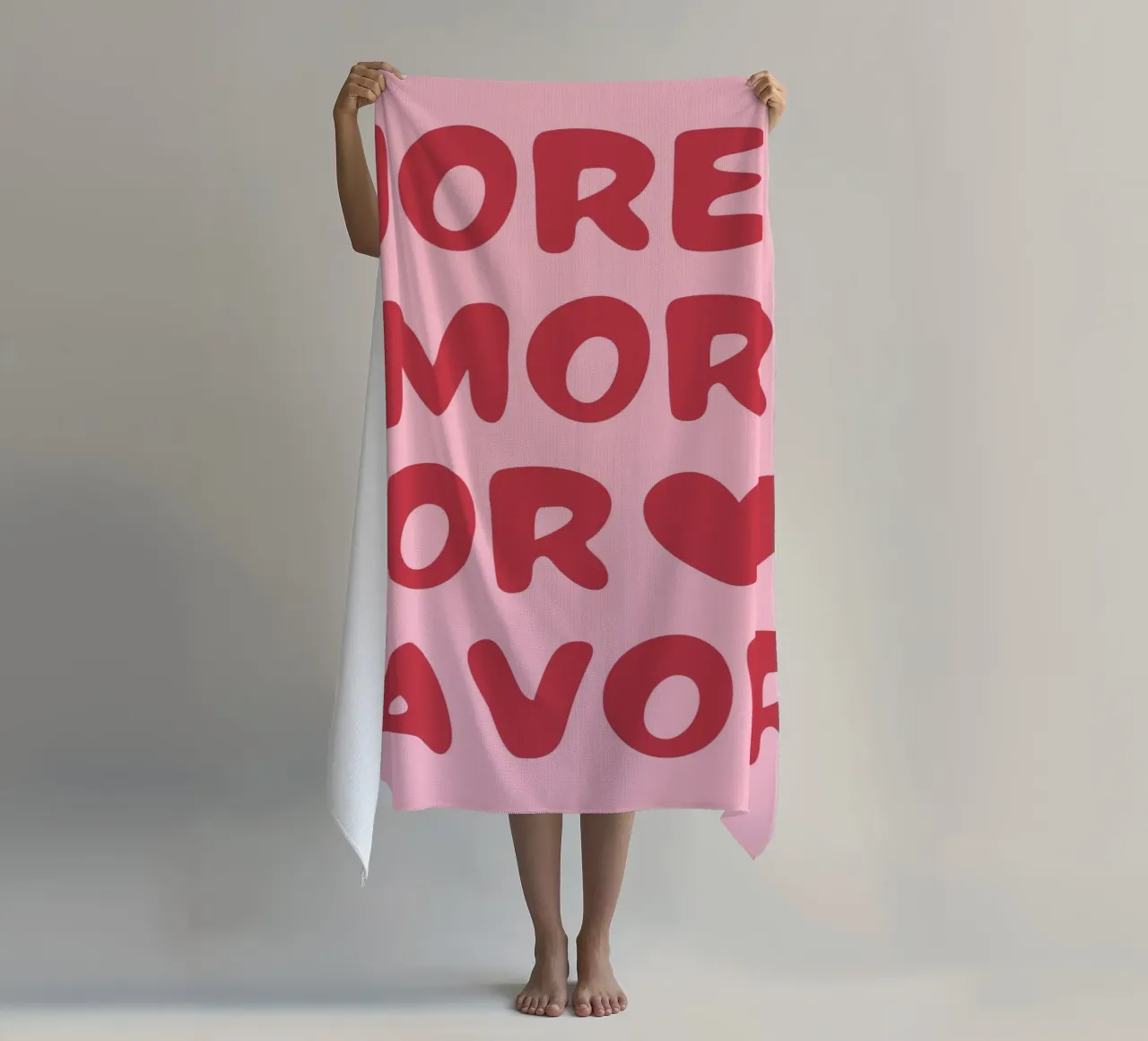 Verspielte "More Amor Por Favor"-Typografie in Pink und Rot Strandtuch von pdigitalprints