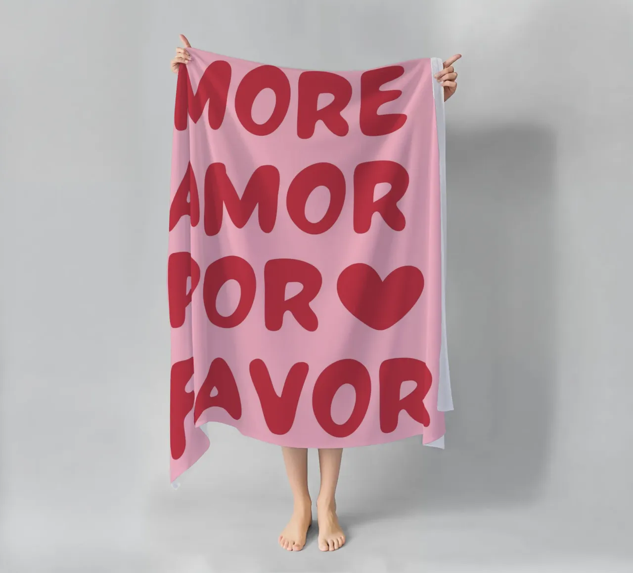 Verspielte "More Amor Por Favor"-Typografie in Pink und Rot Strandtuch von pdigitalprints