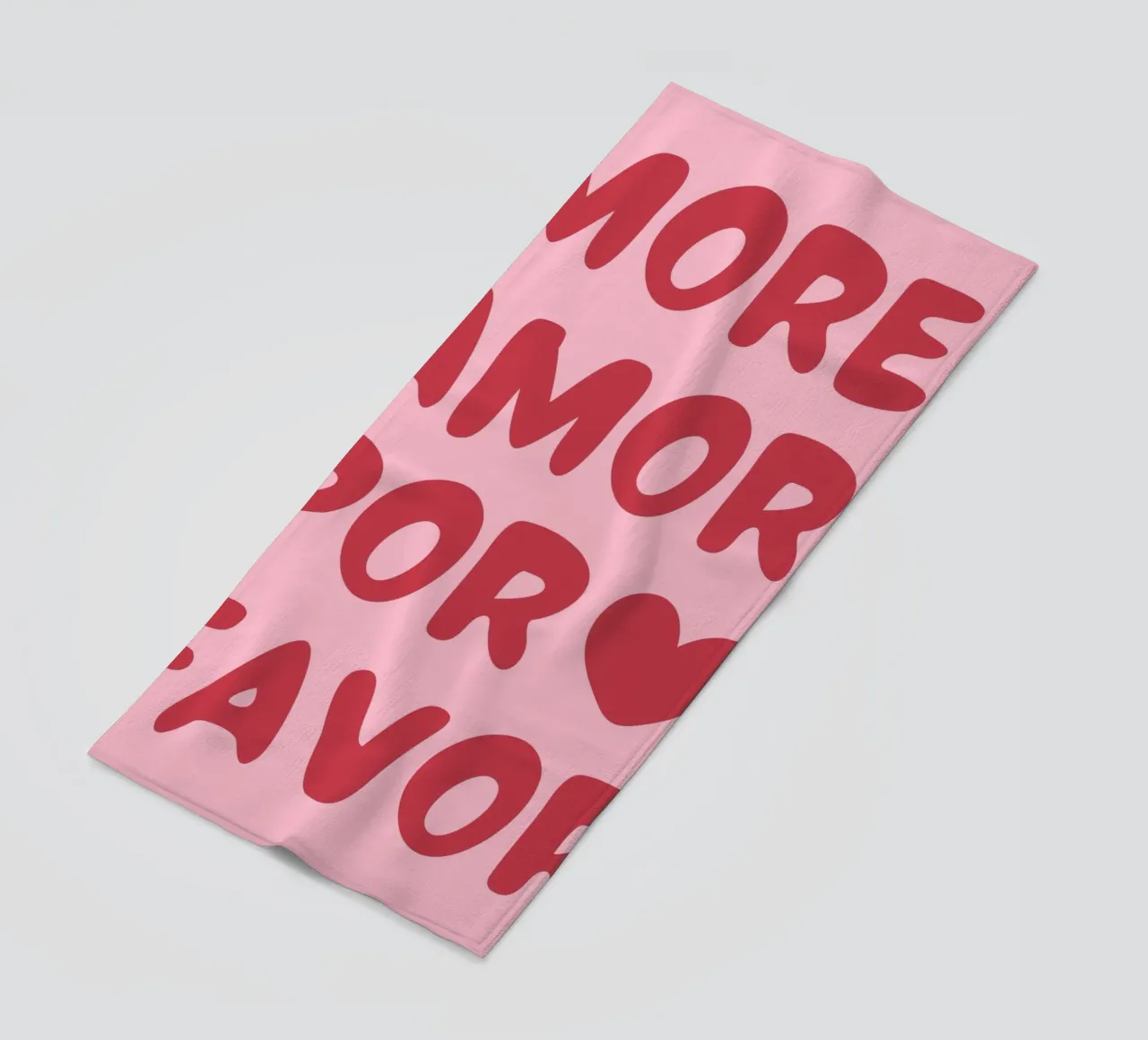 Verspielte "More Amor Por Favor"-Typografie in Pink und Rot Strandtuch von pdigitalprints
