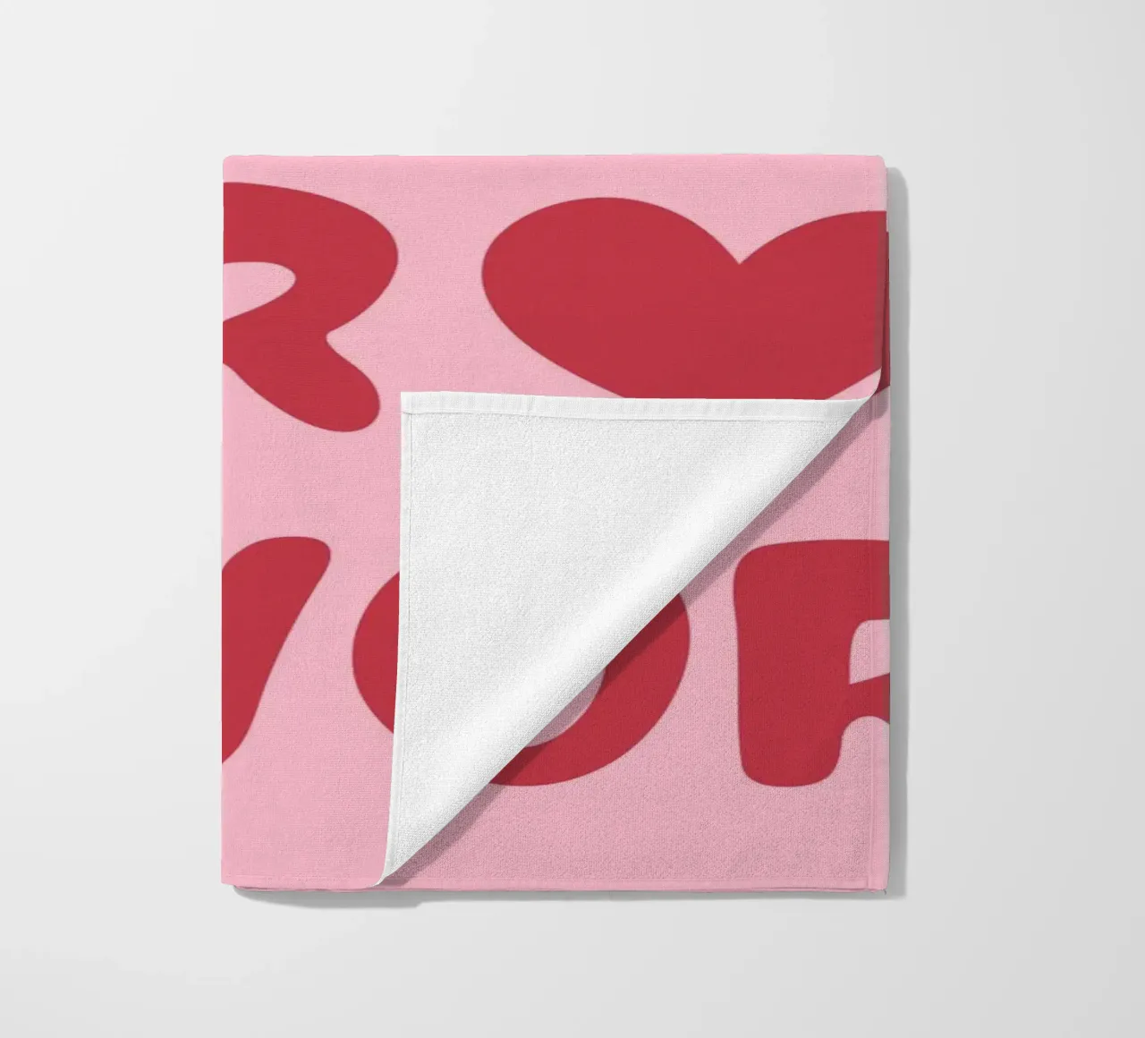 Verspielte "More Amor Por Favor"-Typografie in Pink und Rot Strandtuch von pdigitalprints