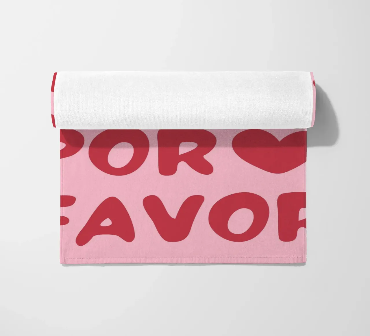 Verspielte "More Amor Por Favor"-Typografie in Pink und Rot Strandtuch von pdigitalprints
