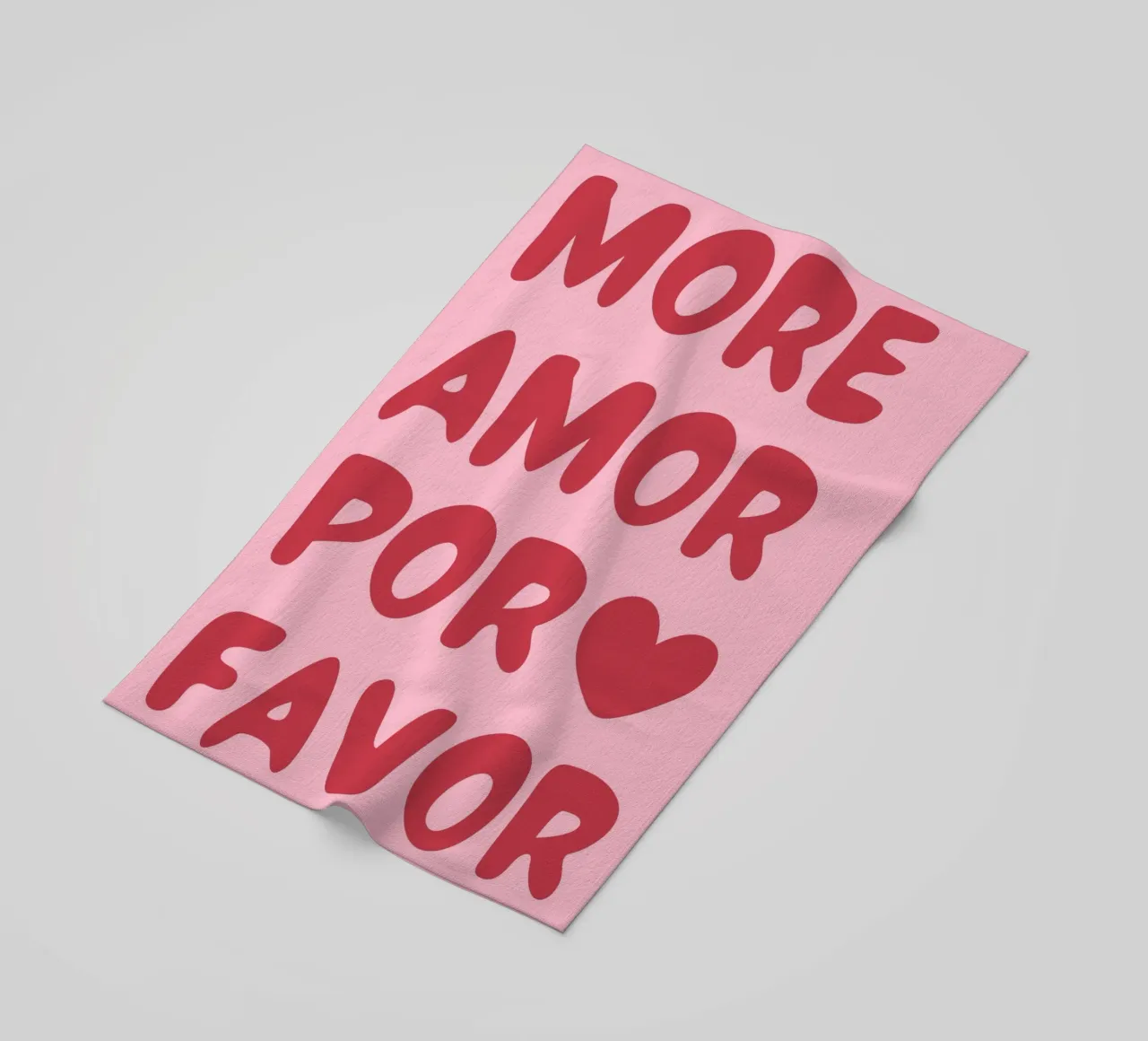 Verspielte "More Amor Por Favor"-Typografie in Pink und Rot Strandtuch von pdigitalprints