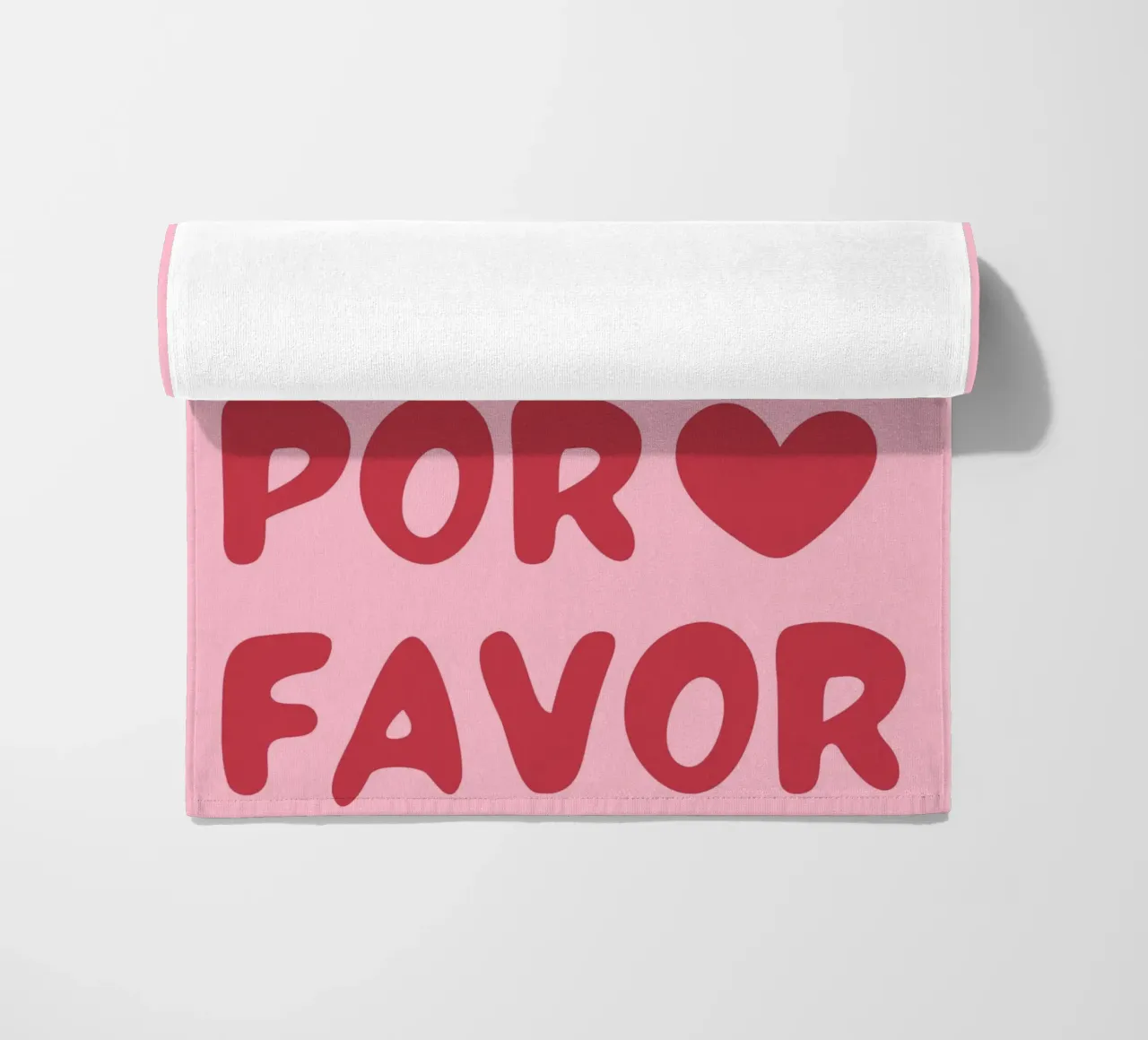 Verspielte "More Amor Por Favor"-Typografie in Pink und Rot Strandtuch von pdigitalprints