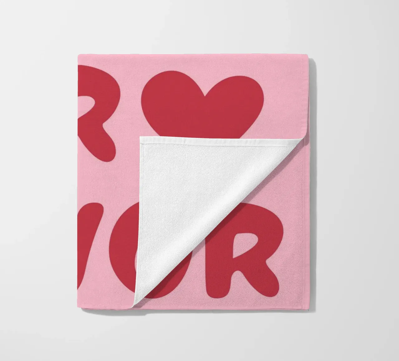 Verspielte "More Amor Por Favor"-Typografie in Pink und Rot Strandtuch von pdigitalprints