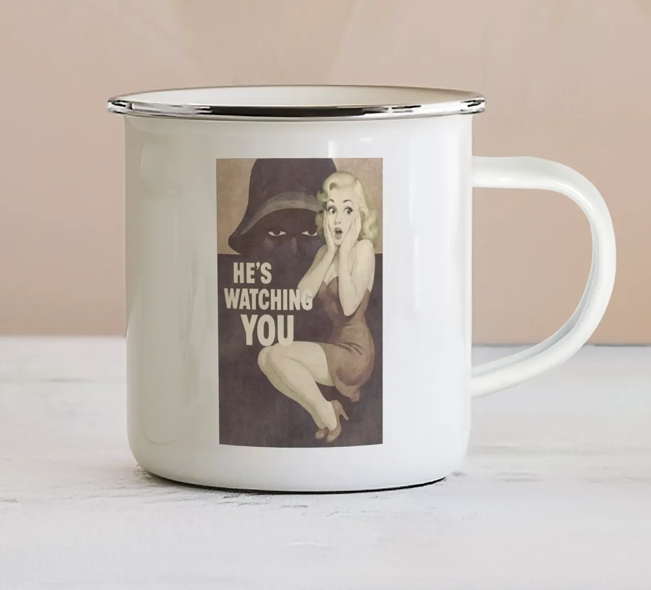 Poster Pinup d'epoca contro lo spionaggio: ti sta osservando tazza in smalto da Hecate Pim Designs