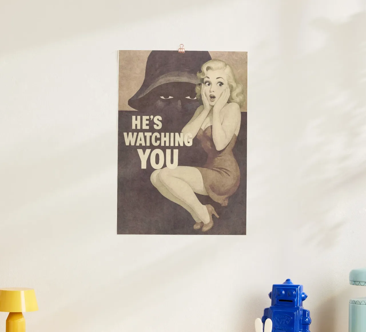 Poster Pinup d'epoca contro lo spionaggio: ti sta osservando poster da Hecate Pim Designs