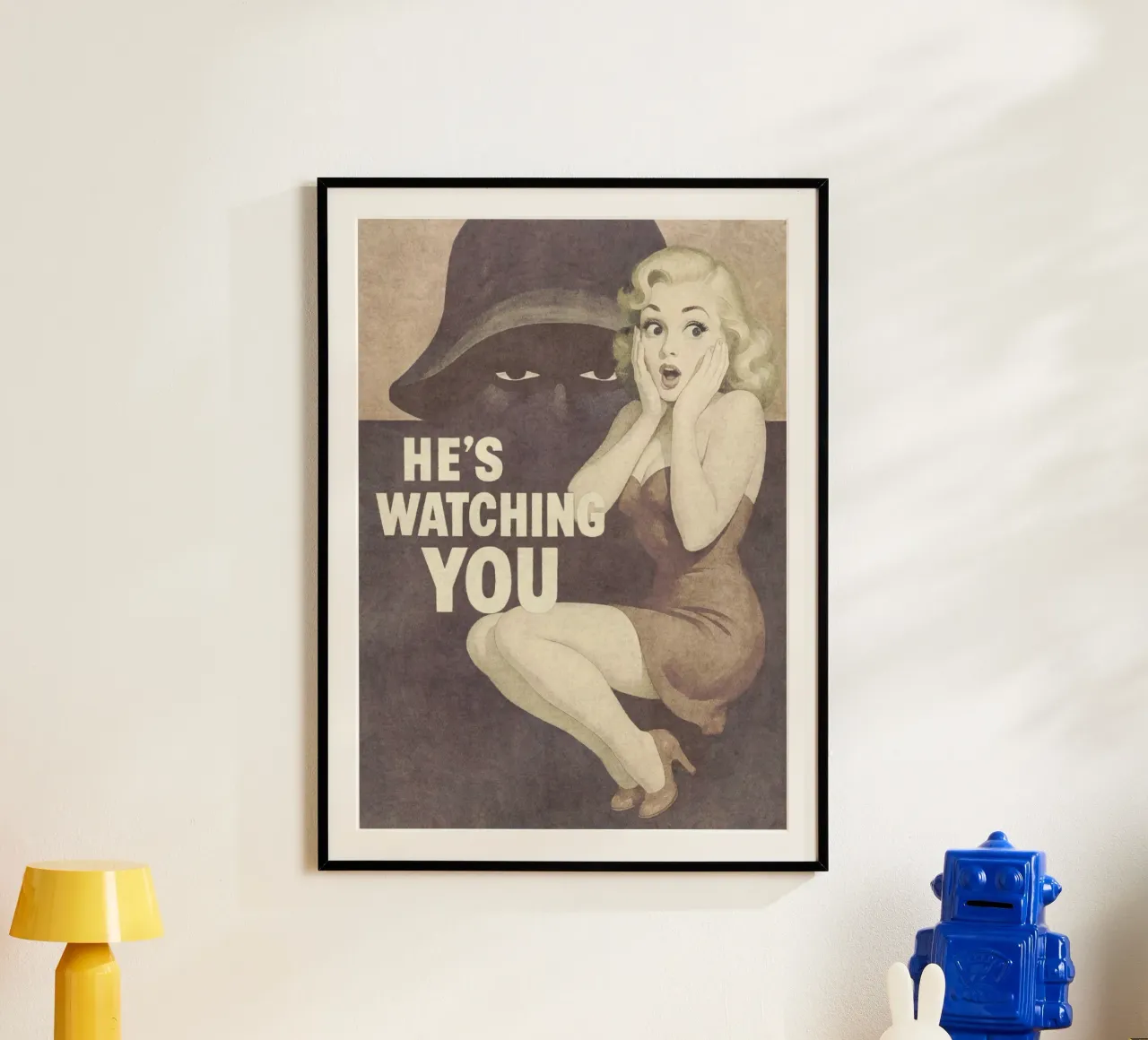 Poster Pinup d'epoca contro lo spionaggio: ti sta osservando poster da Hecate Pim Designs