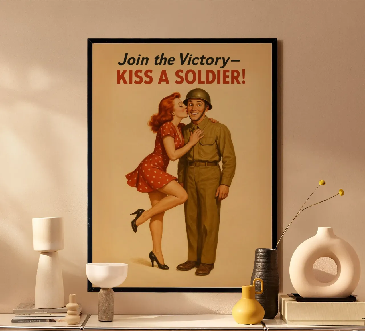 Unisciti alla vittoria Bacia un soldato Poster pinup vintage poster con telaio in alluminio da Hecate Pim Designs