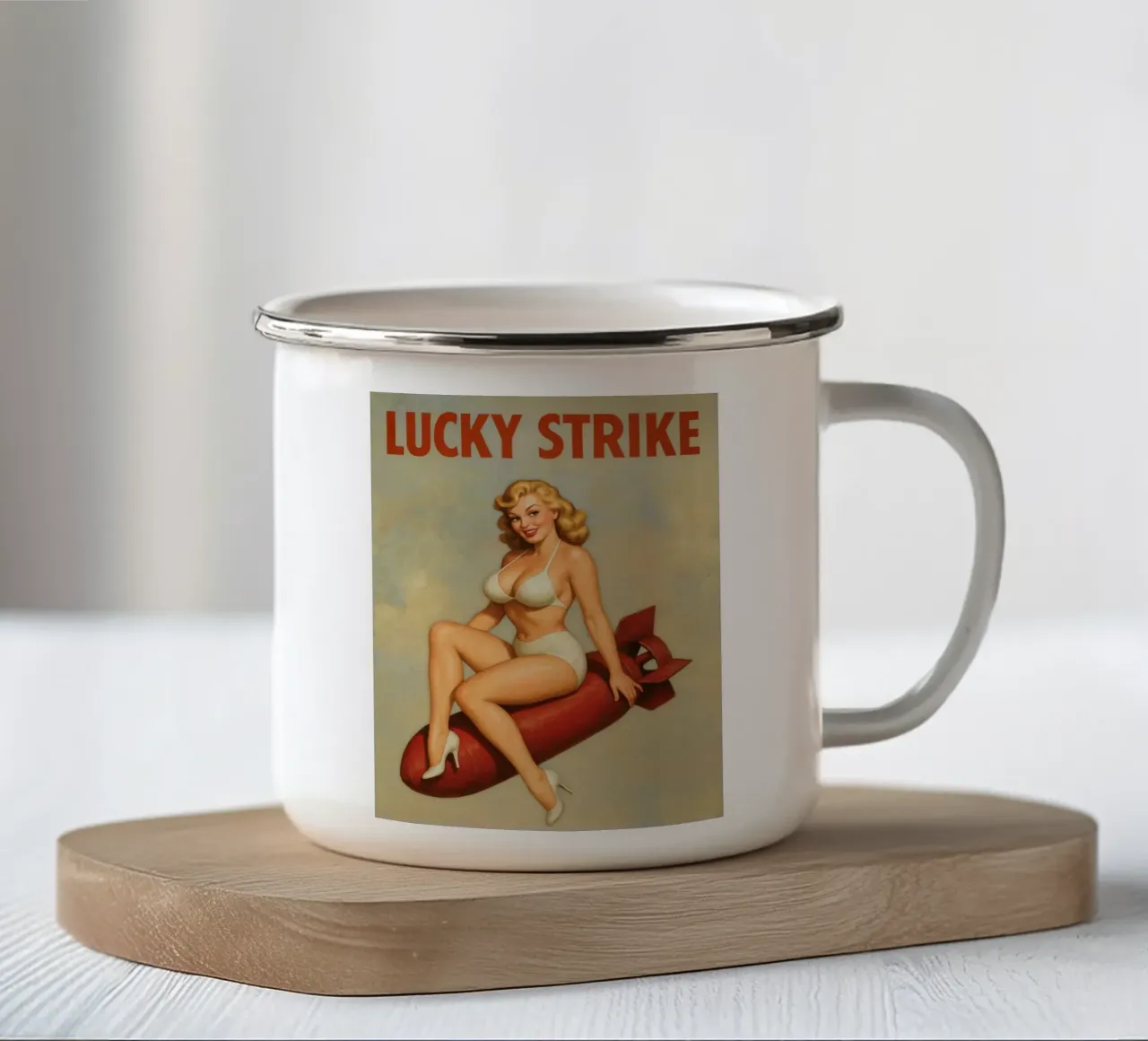 Poster pinup d'epoca Lucky Strike tazza in smalto da Hecate Pim Designs