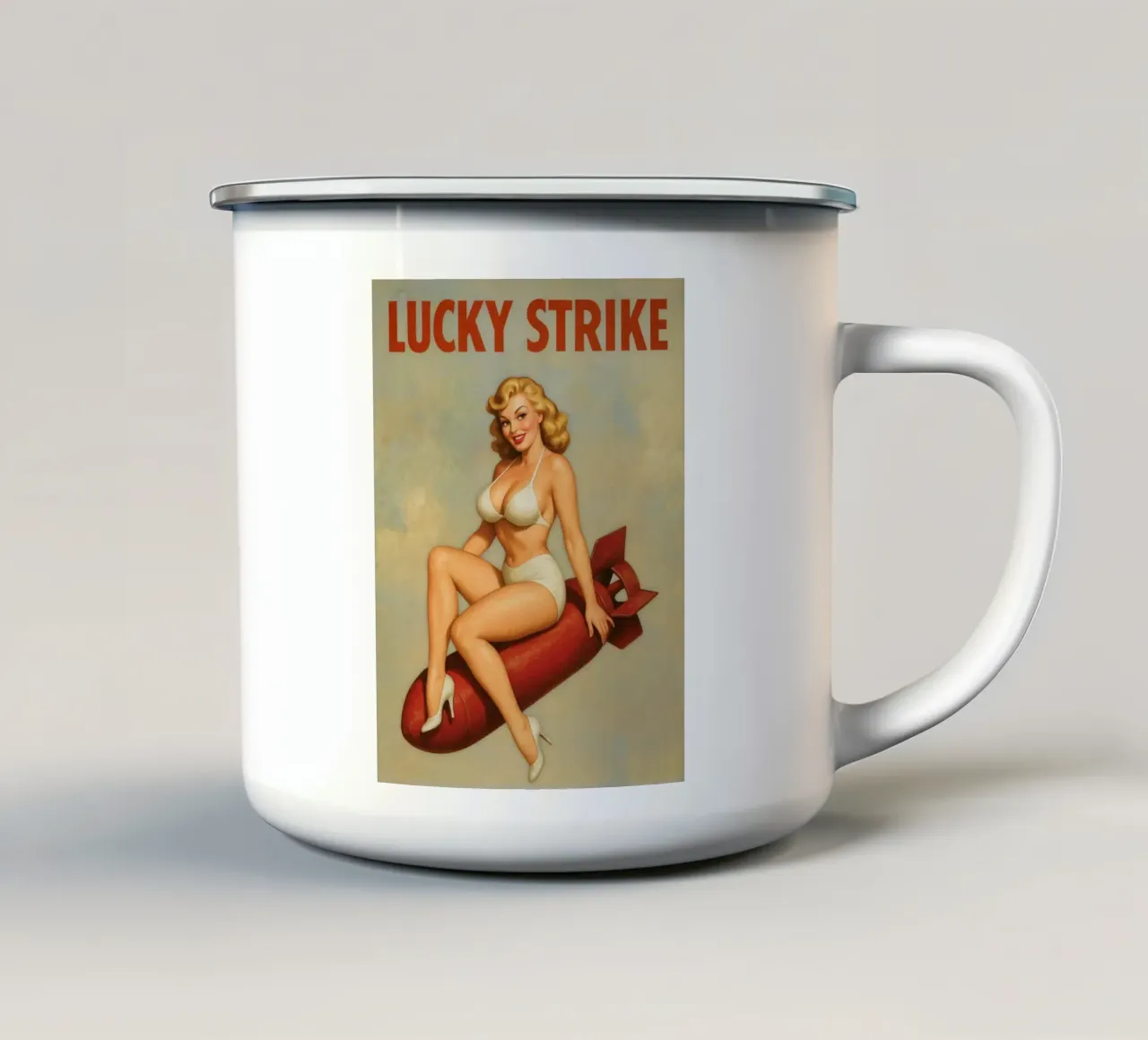 Poster pinup d'epoca Lucky Strike tazza in smalto da Hecate Pim Designs