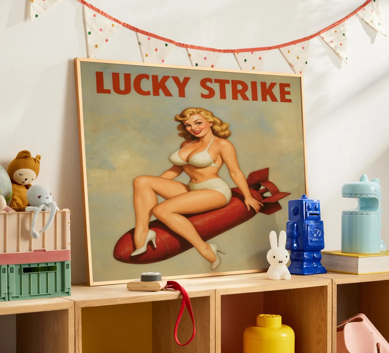 Poster pinup d'epoca Lucky Strike poster con telaio in plastica da Hecate Pim Designs
