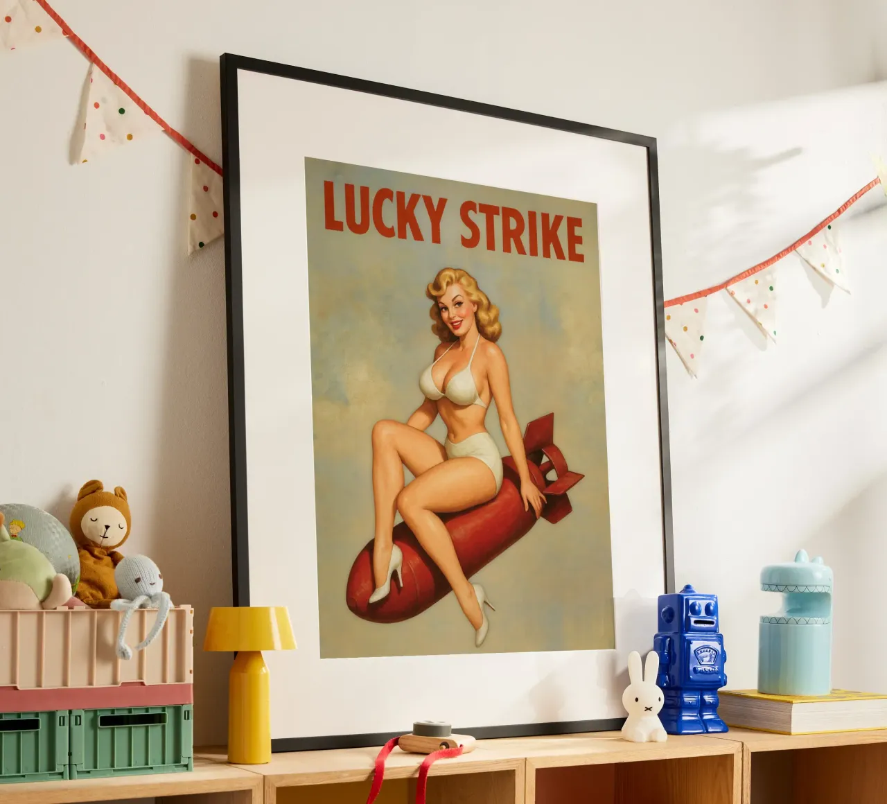 Poster pinup d'epoca Lucky Strike poster con telaio in plastica da Hecate Pim Designs