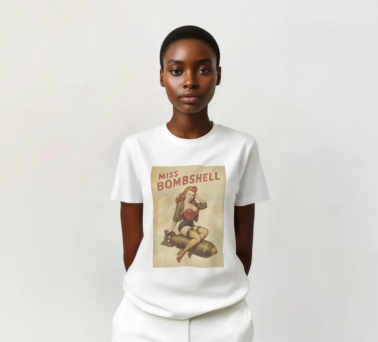 Poster Pinup d'epoca di Miss Bombshell t-shirt da Hecate Pim Designs
