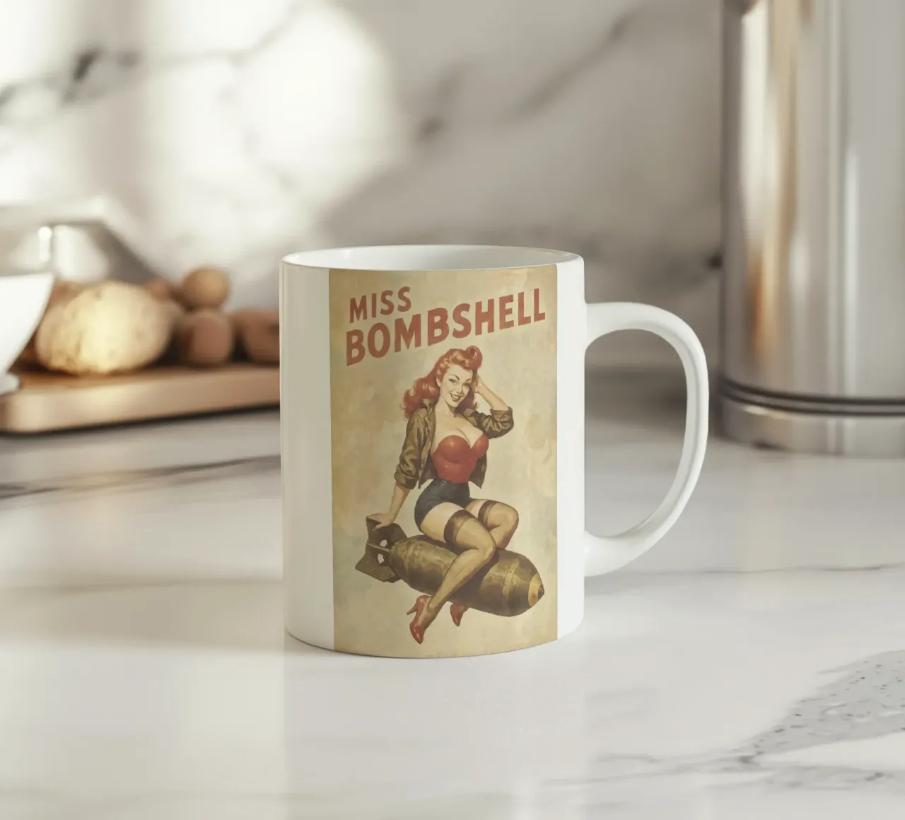 Poster Pinup d'epoca di Miss Bombshell tazza in ceramica da Hecate Pim Designs