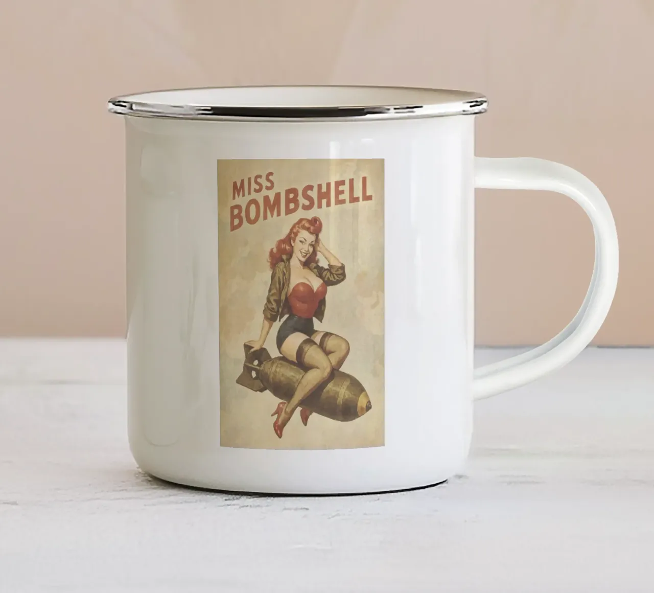 Poster Pinup d'epoca di Miss Bombshell tazza in smalto da Hecate Pim Designs