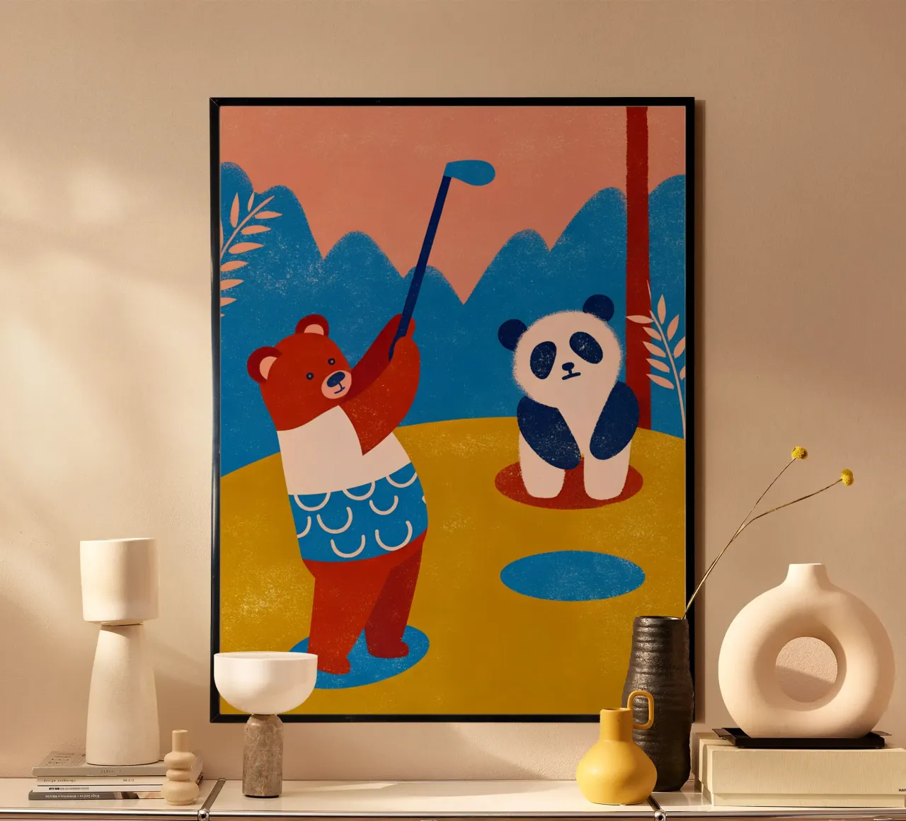 Orso e panda che giocano a golf poster con telaio in alluminio da THE LATEST SHOP