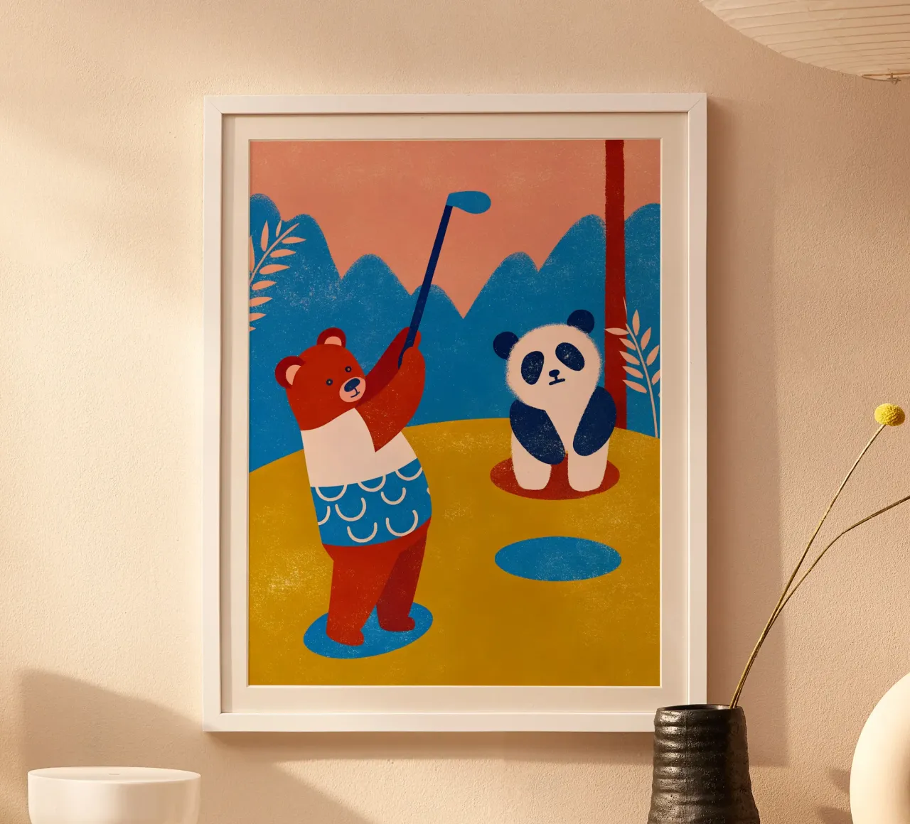 Orso e panda che giocano a golf poster con telaio in alluminio da THE LATEST SHOP