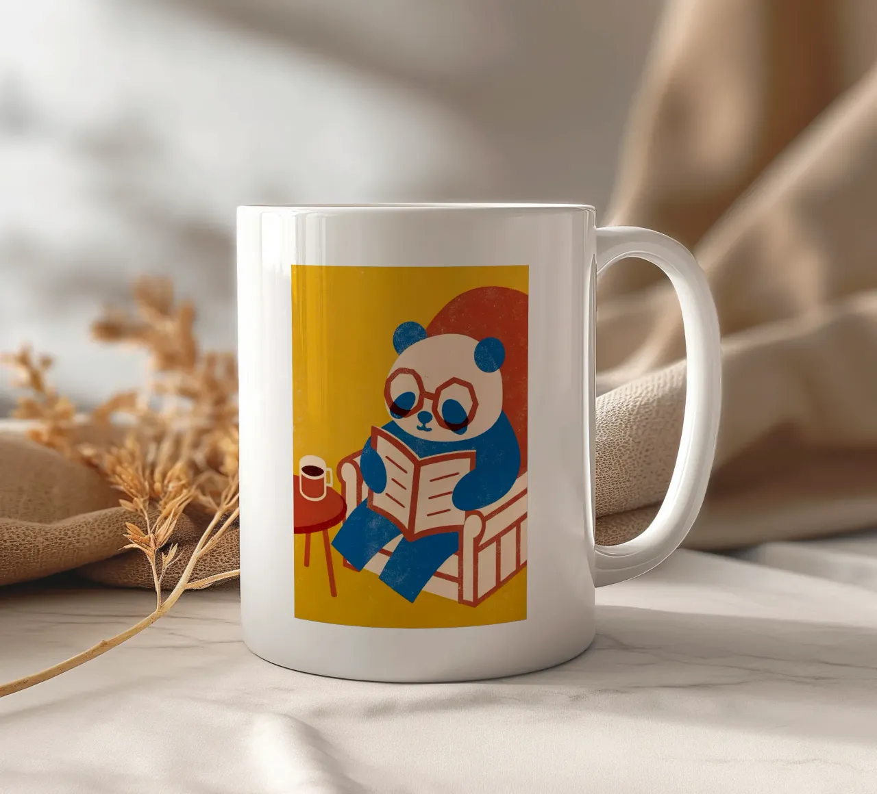 Panda che legge e si gode il caffè tazza in ceramica da THE LATEST SHOP