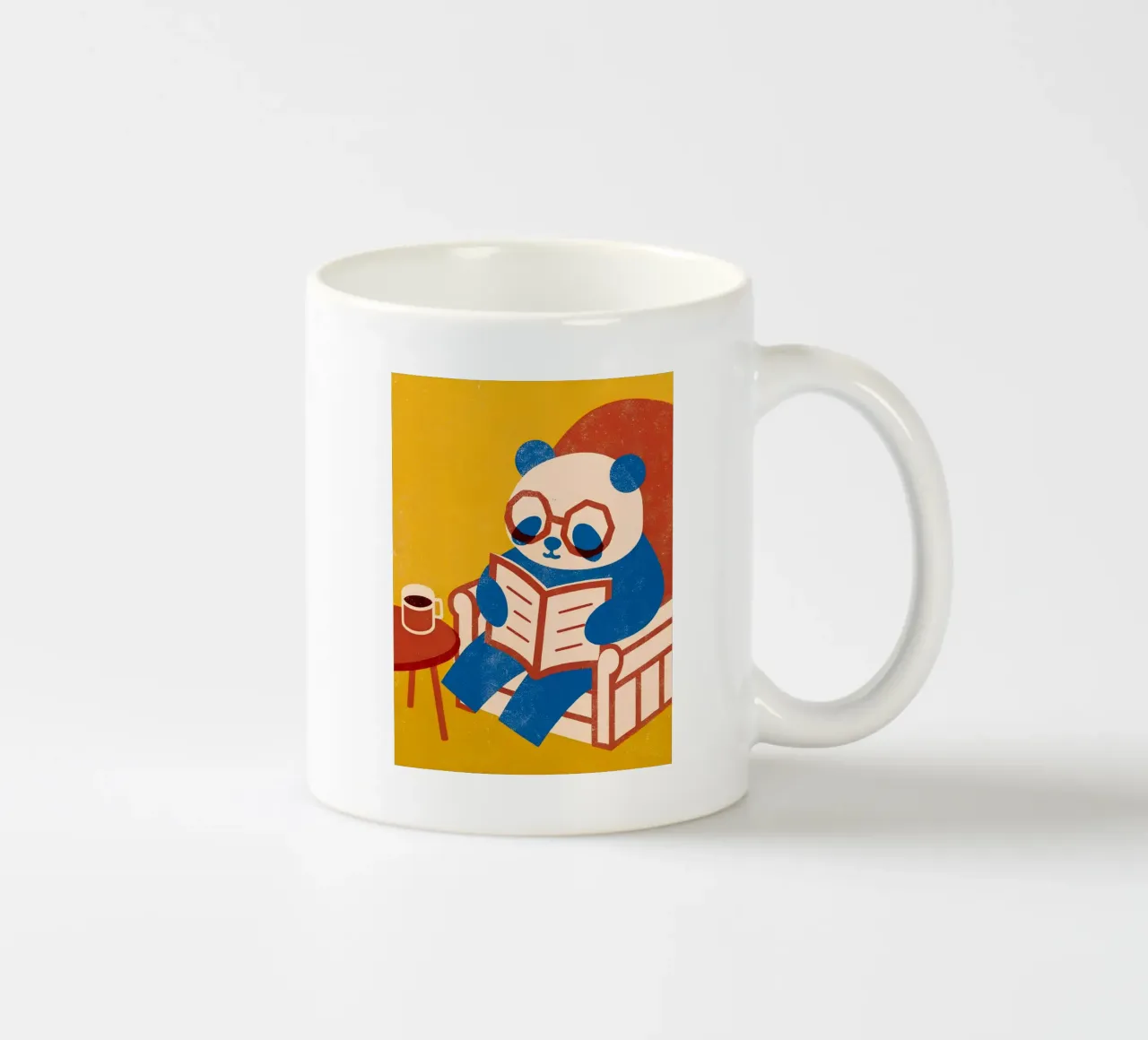 Panda che legge e si gode il caffè tazza in ceramica da THE LATEST SHOP