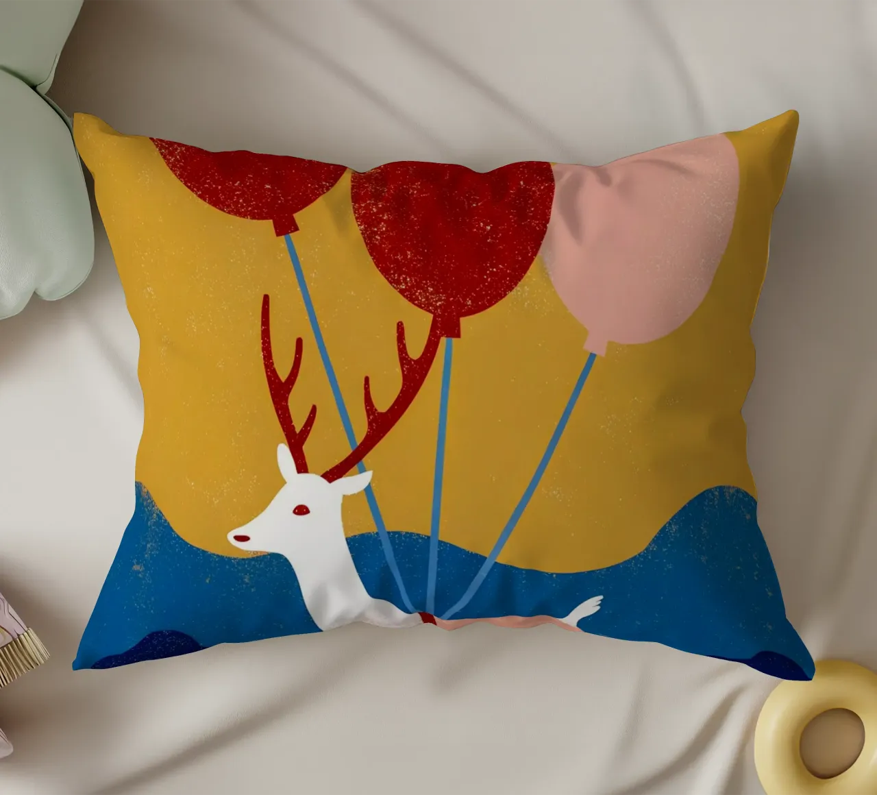Cervo con palloncino cuscino da THE LATEST SHOP