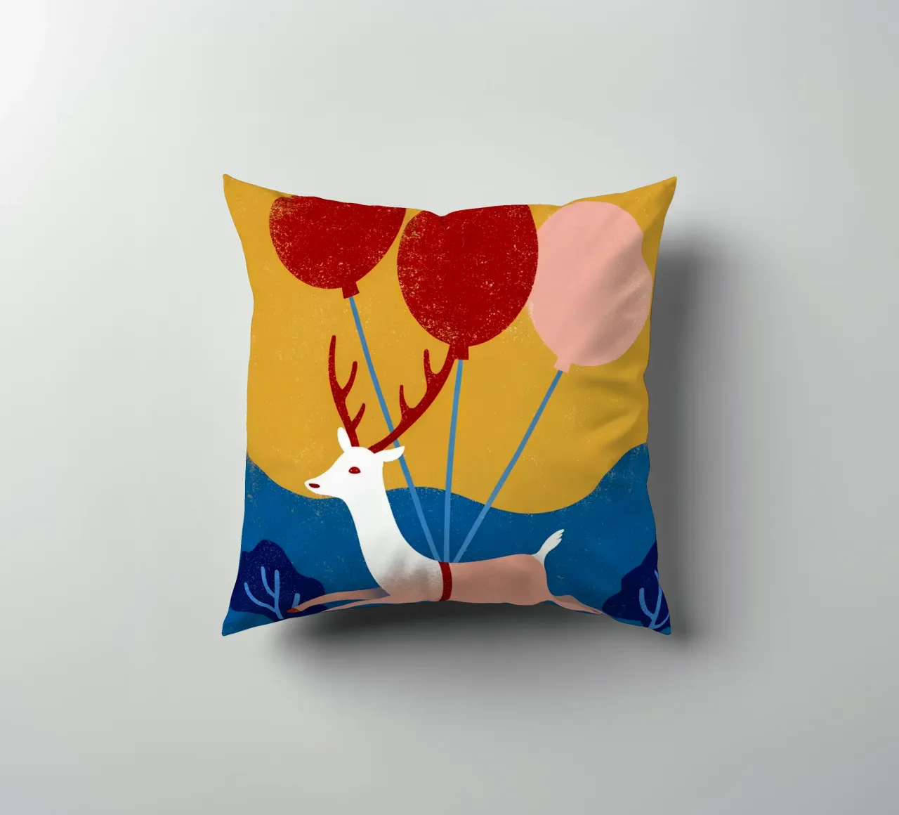 Cervo con palloncino cuscino da THE LATEST SHOP