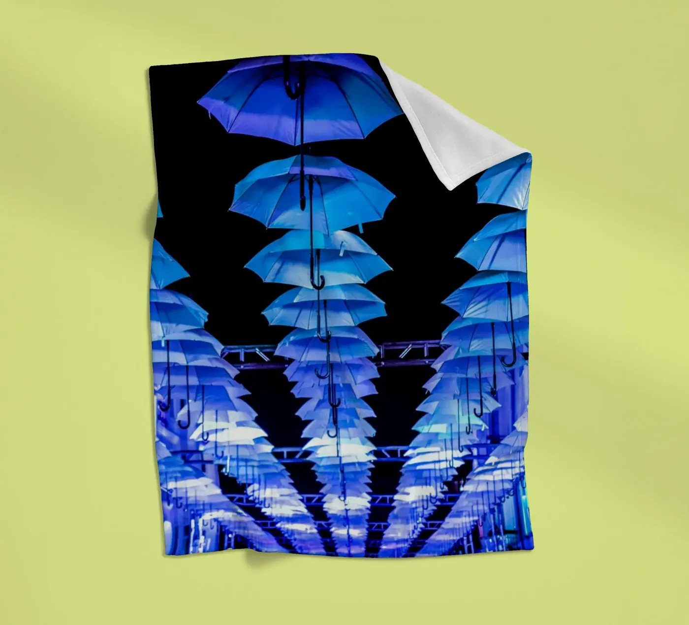 umbrellas installed fleecedeken van Bleu