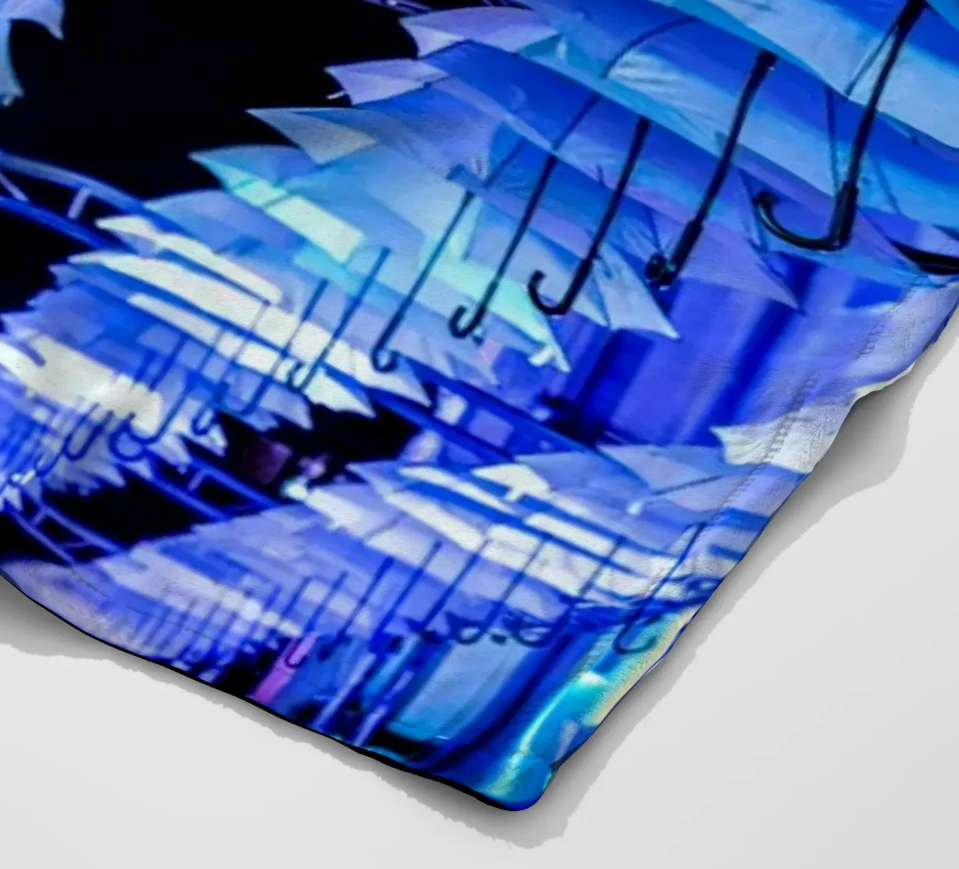 umbrellas installed fleecedeken van Bleu