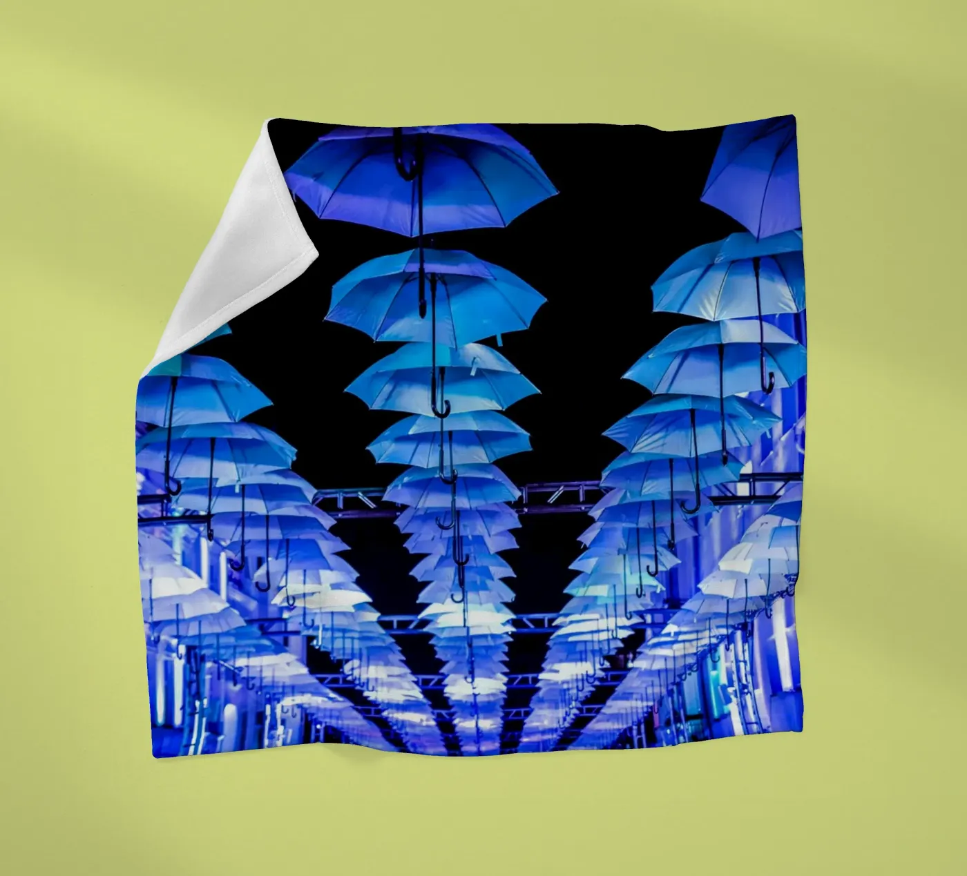 umbrellas installed fleecedeken van Bleu