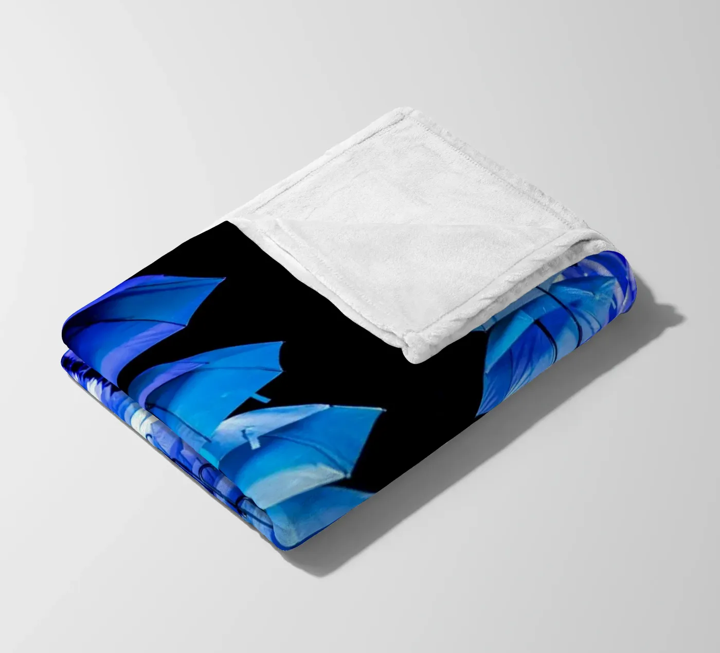 umbrellas installed fleecedeken van Bleu