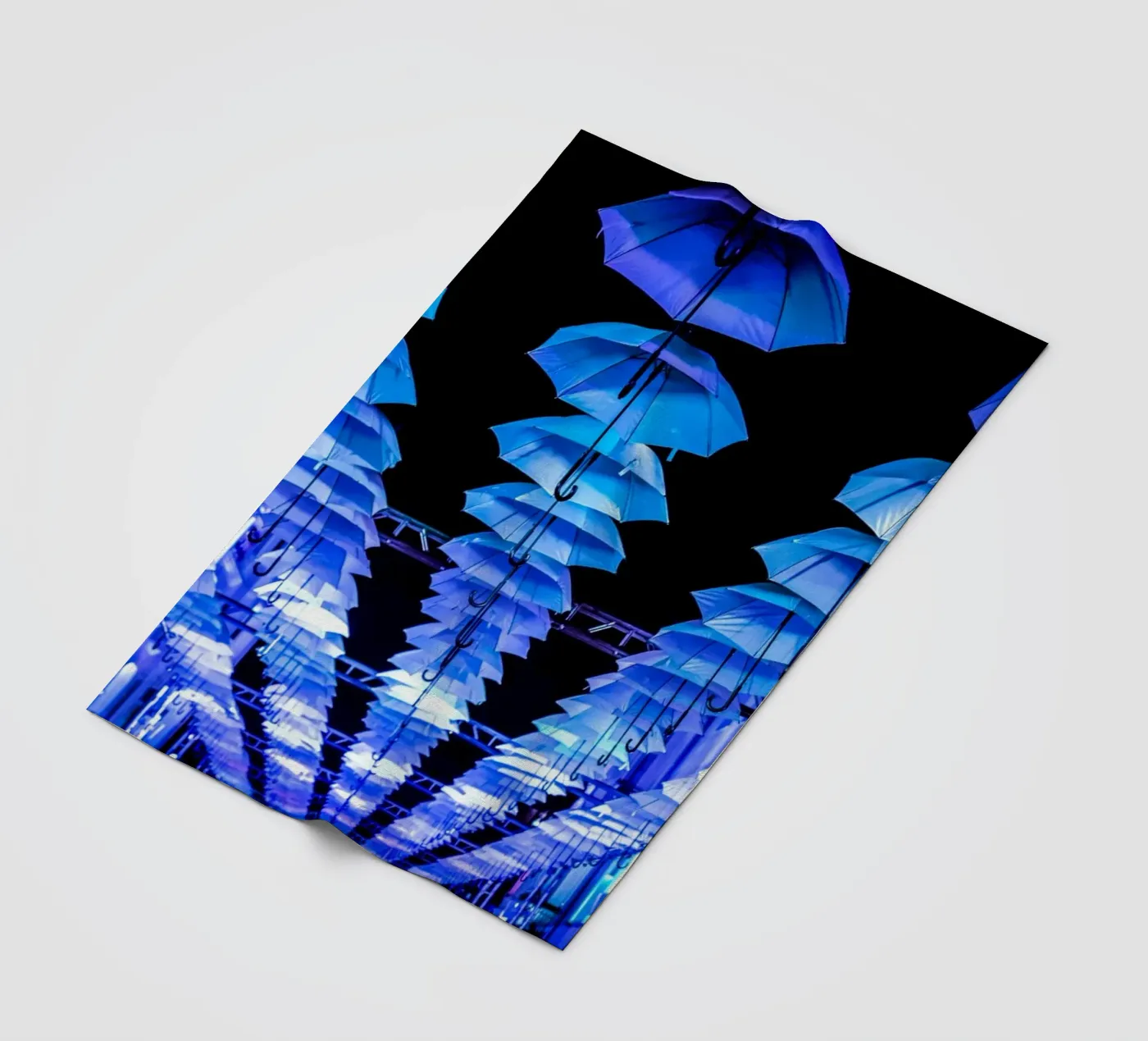 umbrellas installed fleecedeken van Bleu