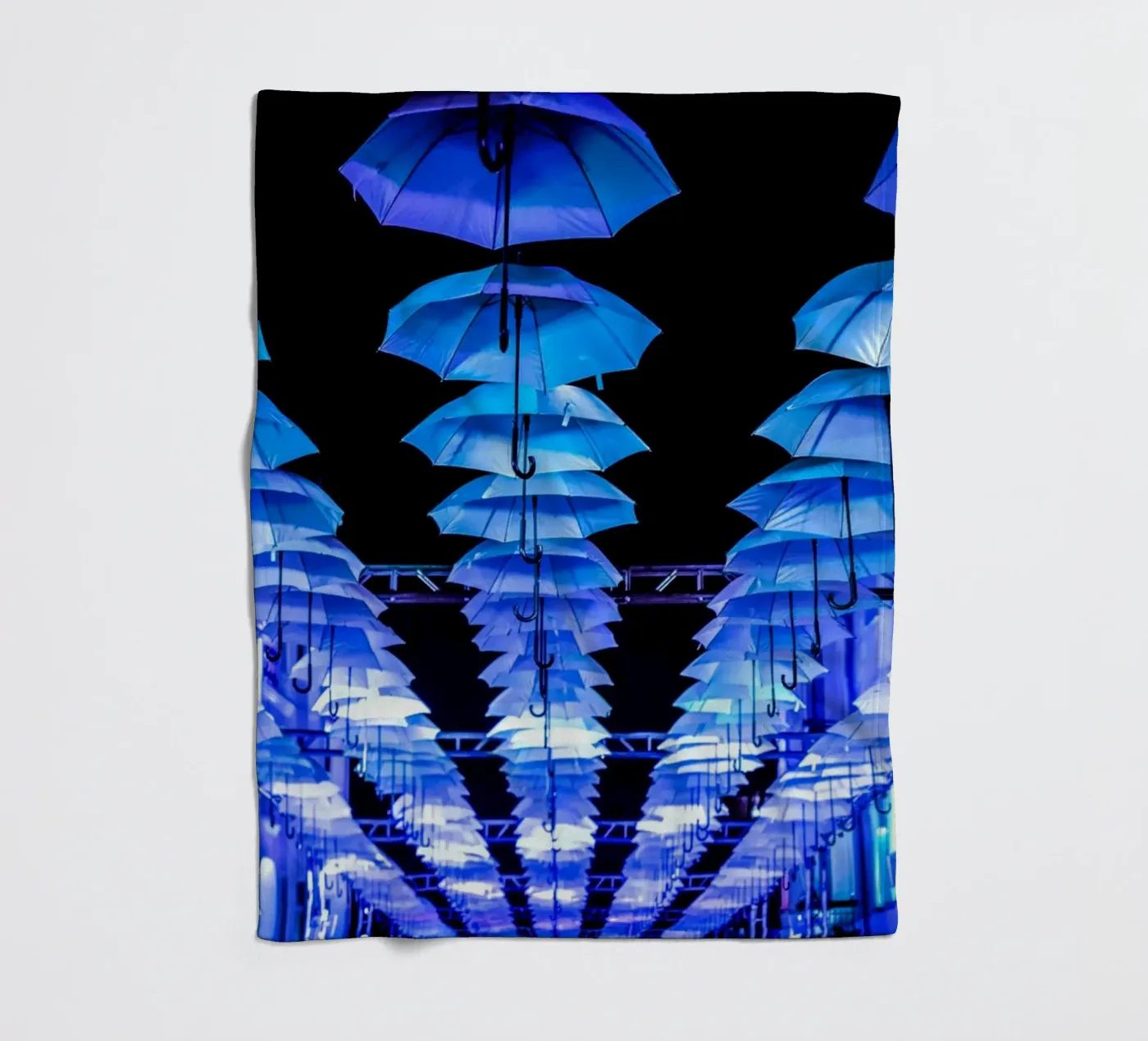 umbrellas installed fleecedeken van Bleu