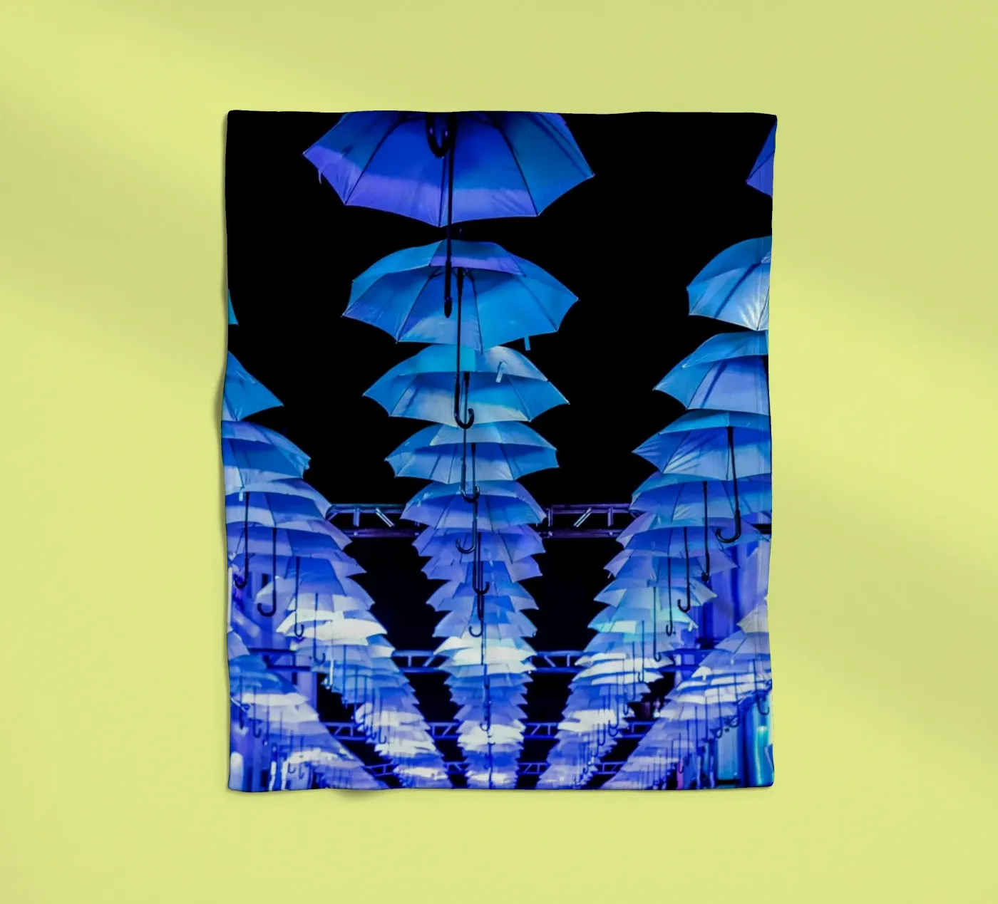 umbrellas installed fleecedeken van Bleu