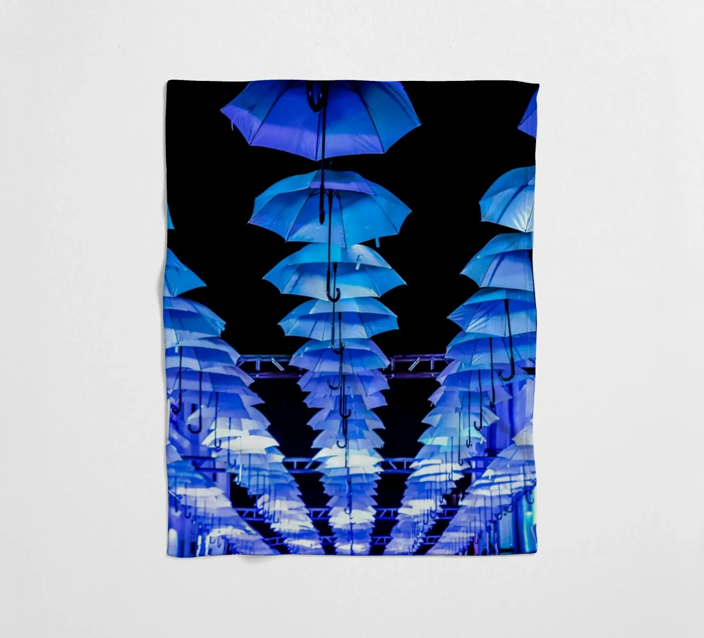 umbrellas installed fleecedeken van Bleu