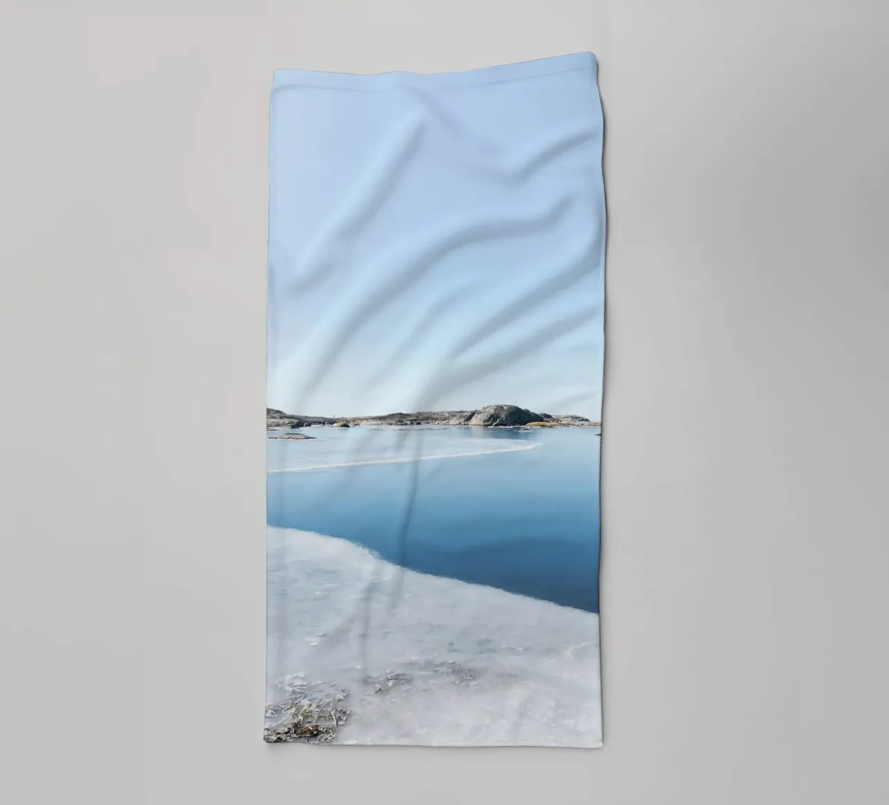 meer met bevroren oppervlak badhanddoek van Bleu