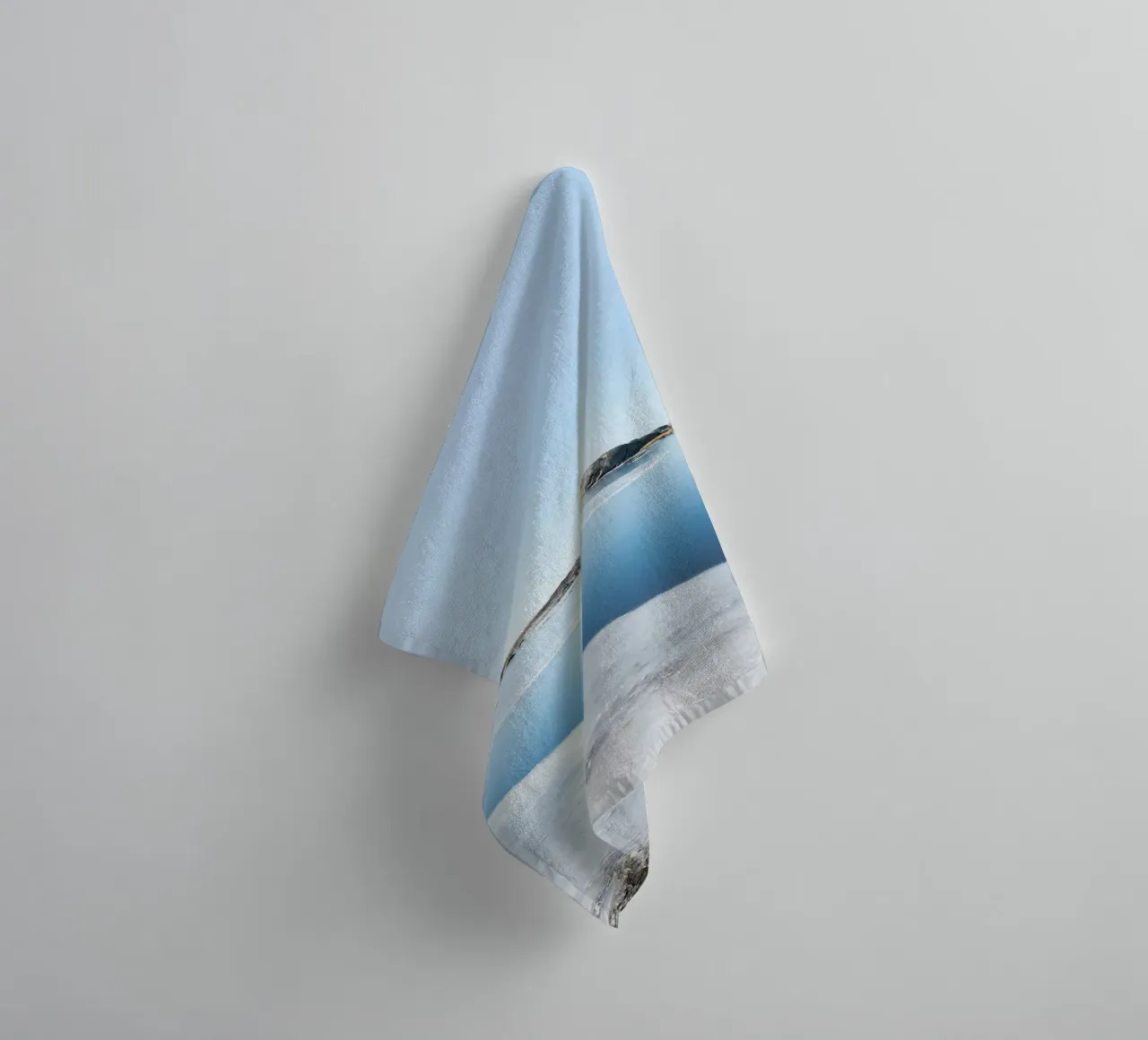 meer met bevroren oppervlak badhanddoek van Bleu