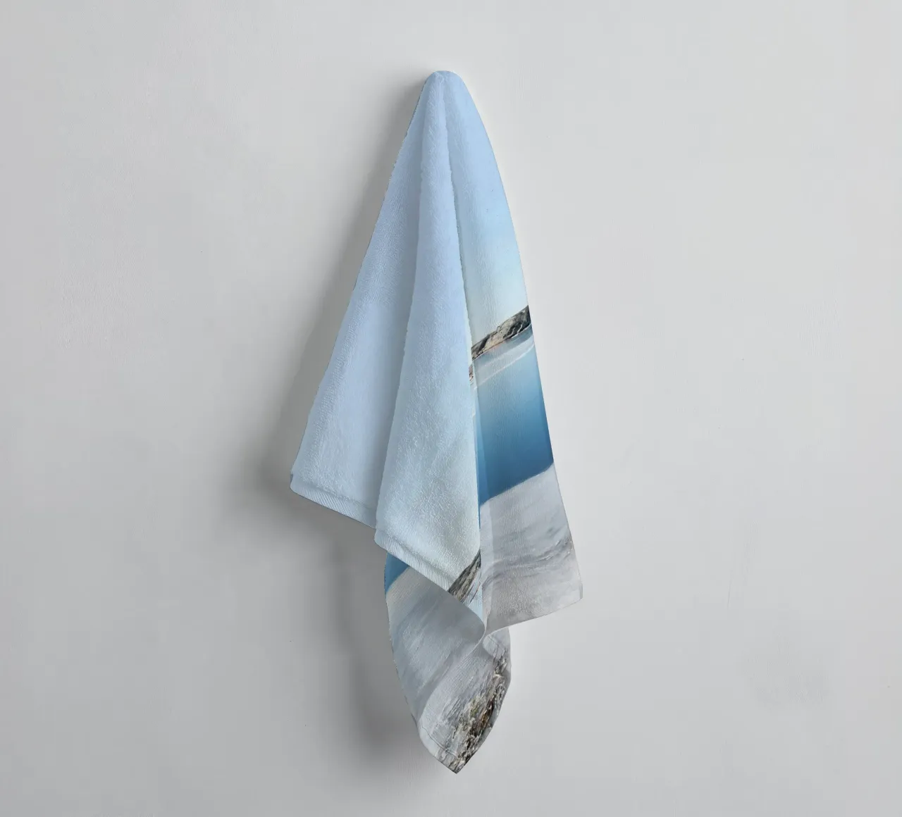 meer met bevroren oppervlak badhanddoek van Bleu