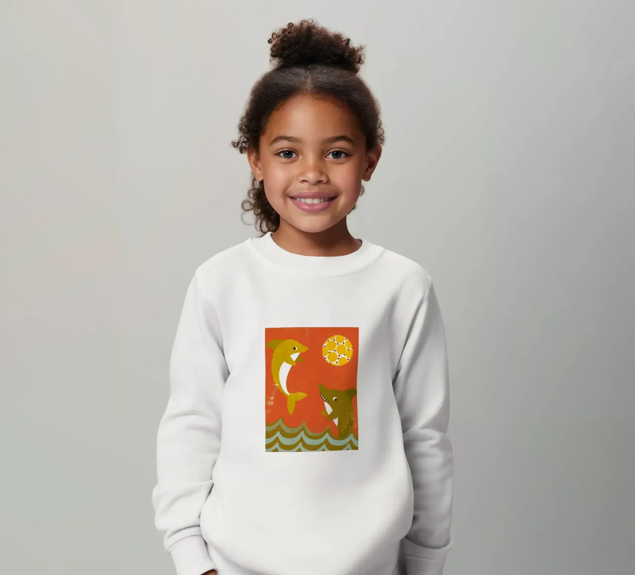 Delfini e squali che giocano a palla felpa bambino da THE LATEST SHOP