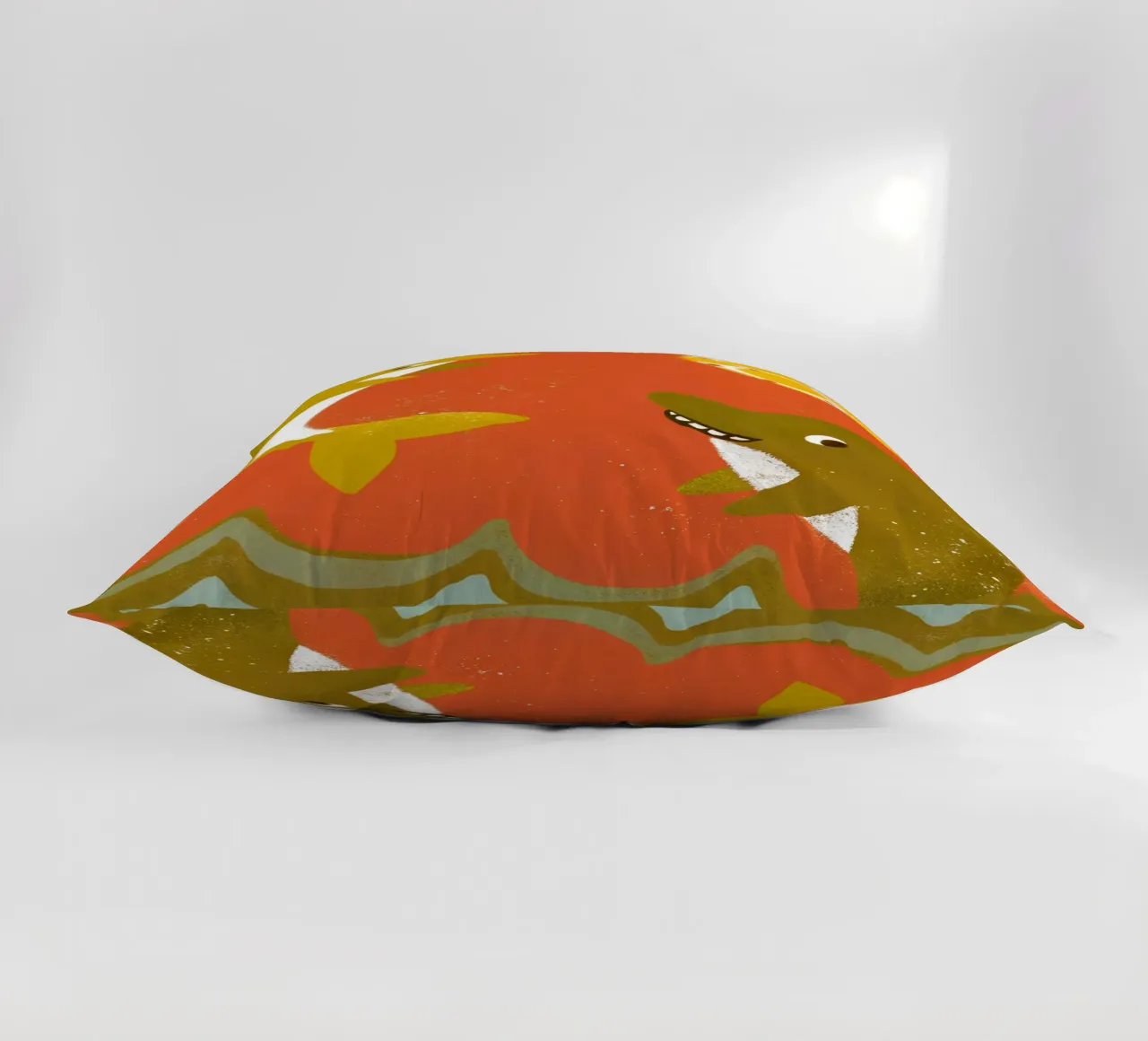 Delfini e squali che giocano a palla cuscino da THE LATEST SHOP