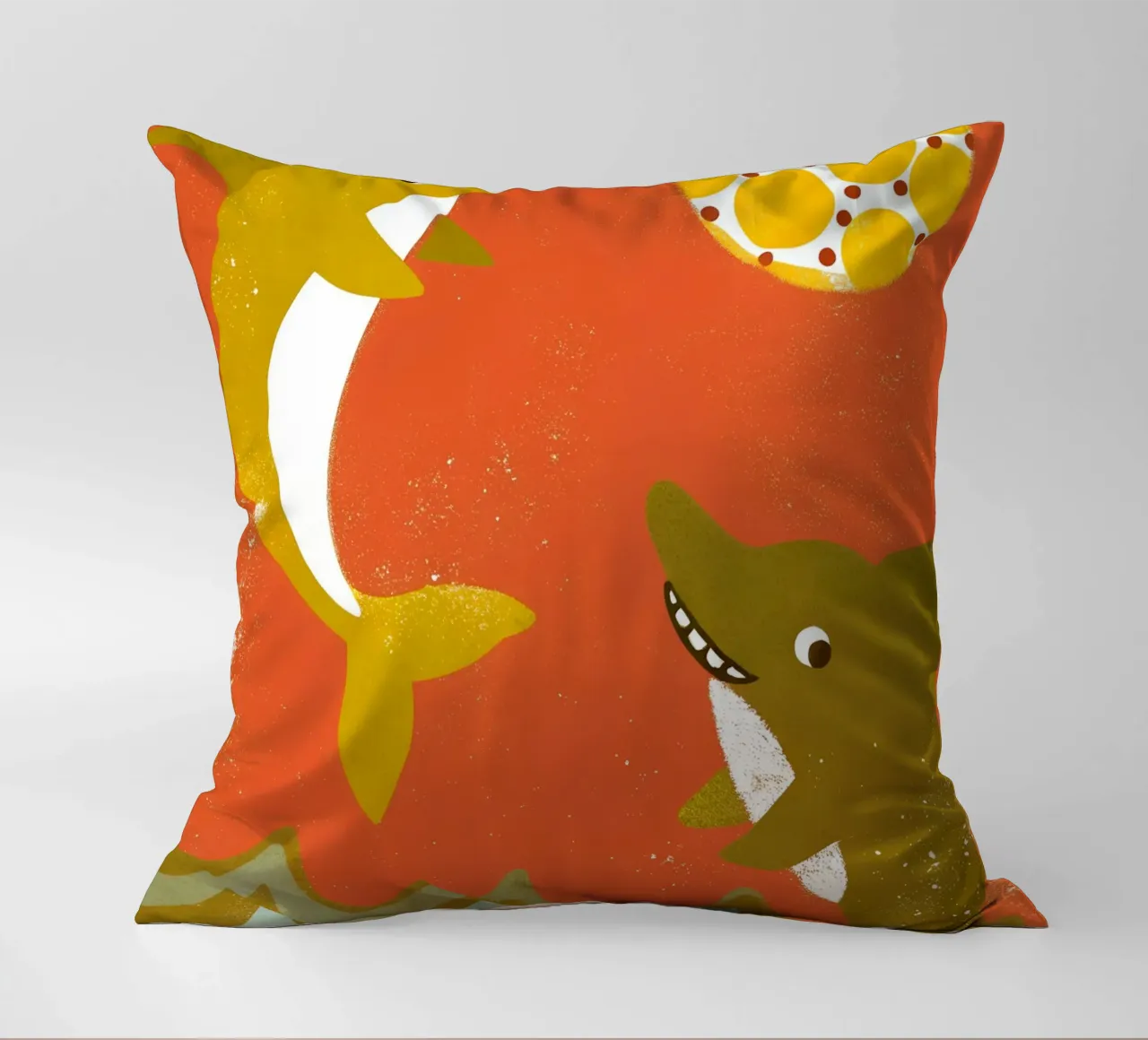 Delfini e squali che giocano a palla cuscino da THE LATEST SHOP