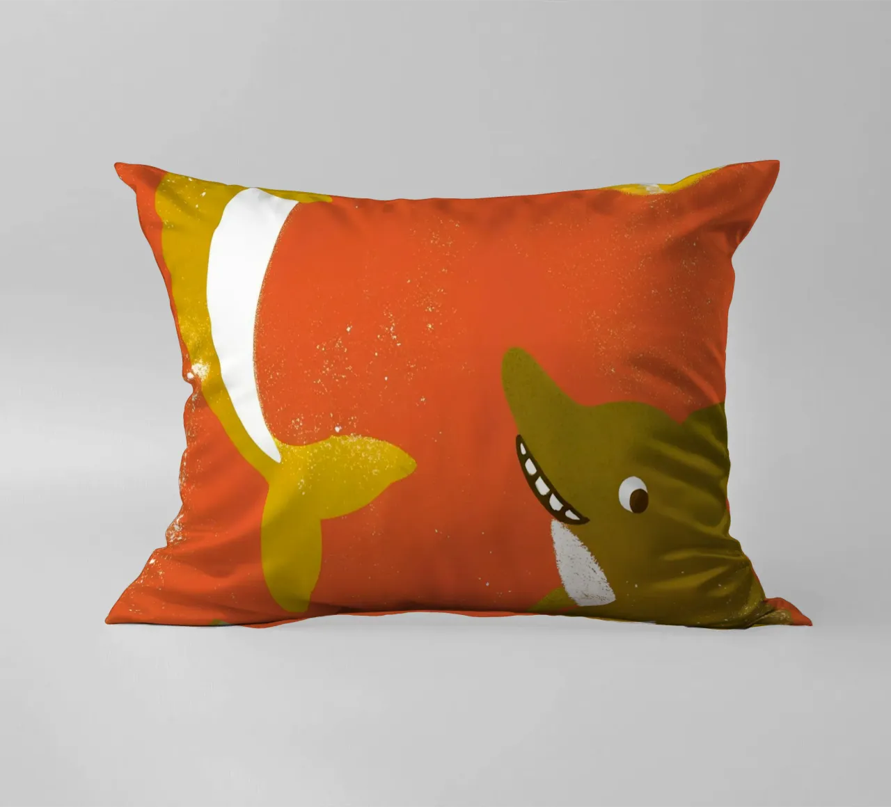 Delfini e squali che giocano a palla cuscino da THE LATEST SHOP